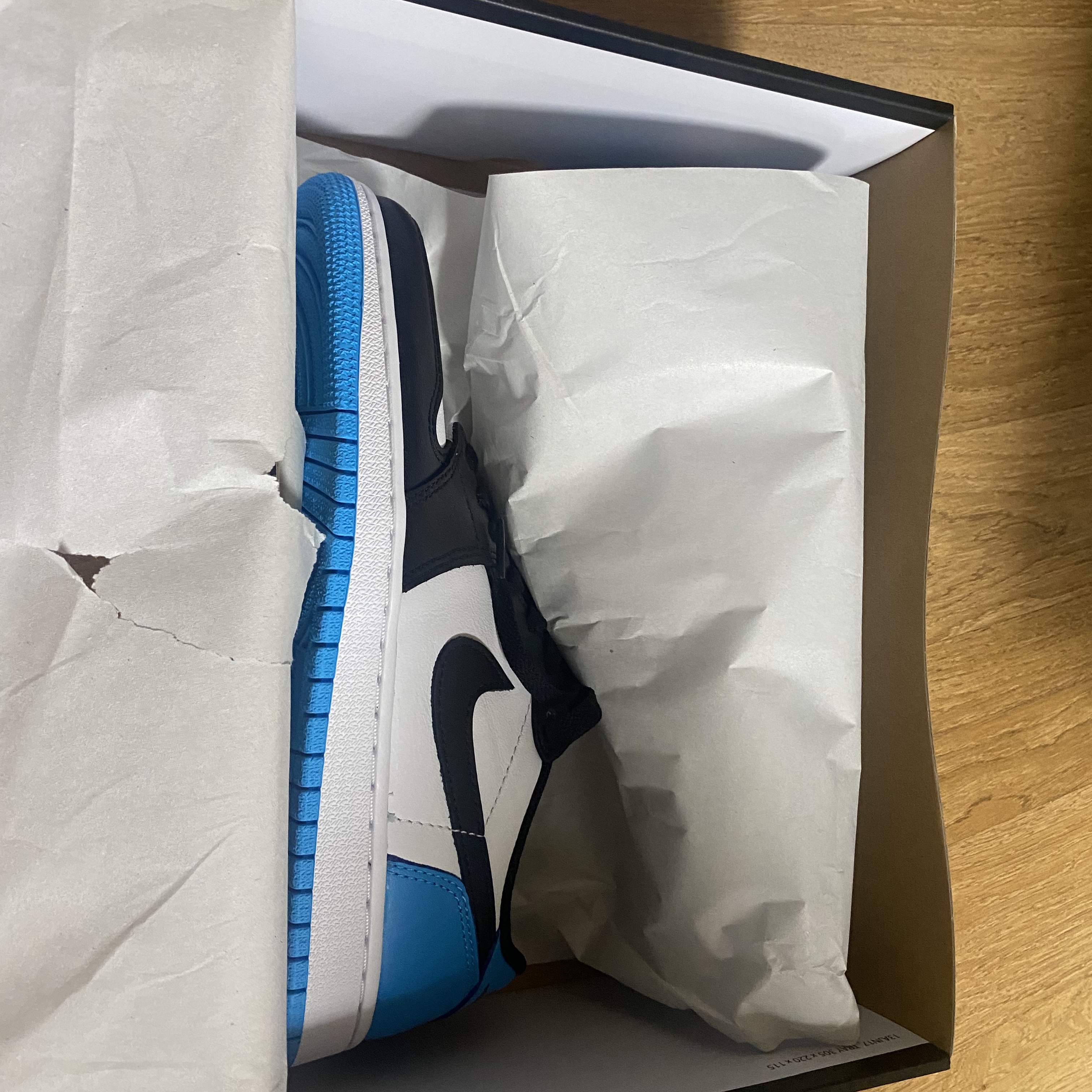 Jordan 1 Retro Low OG Black and Dark Powder Blue 착용 스타일 - 2