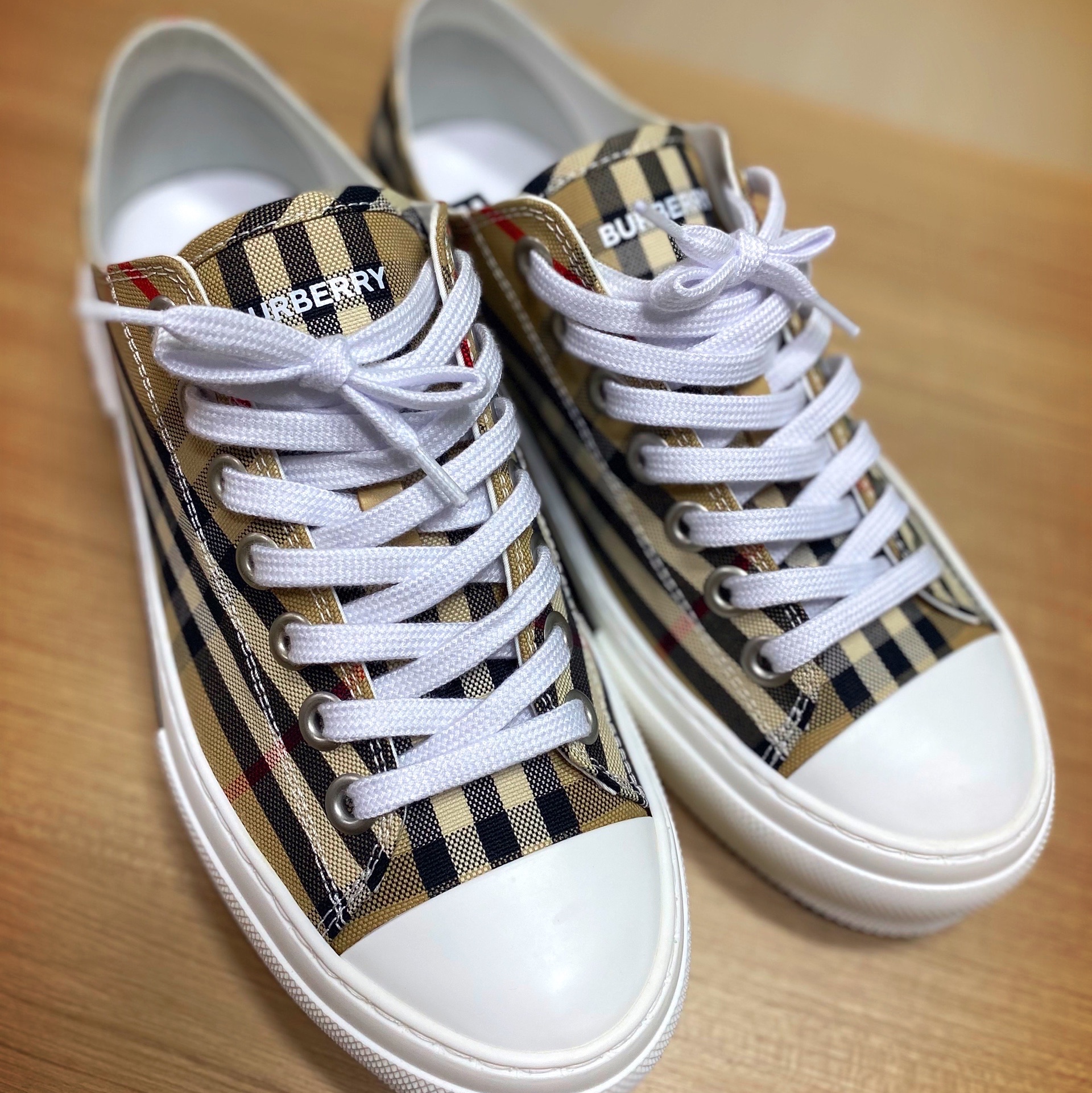 Burberry Vintage Check Cotton Sneakers Archive Beige 착용 스타일