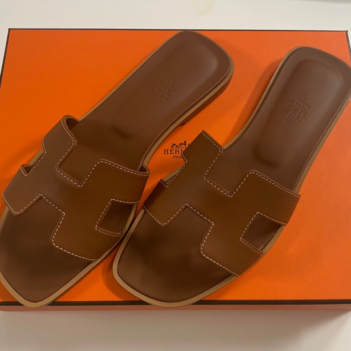 (W) Hermes Oran Sandal Calfskin & Gold Piqures Ecrues 착용 스타일