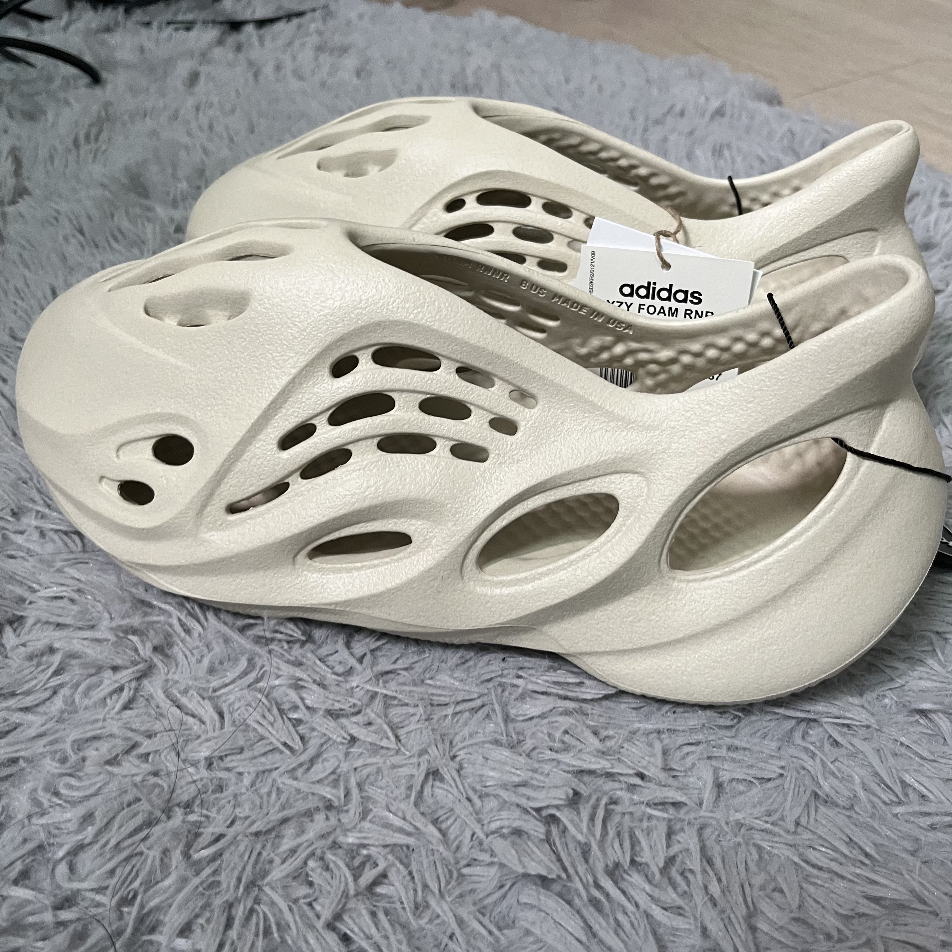 Adidas Yeezy Foam RNNR Sand 착용 스타일