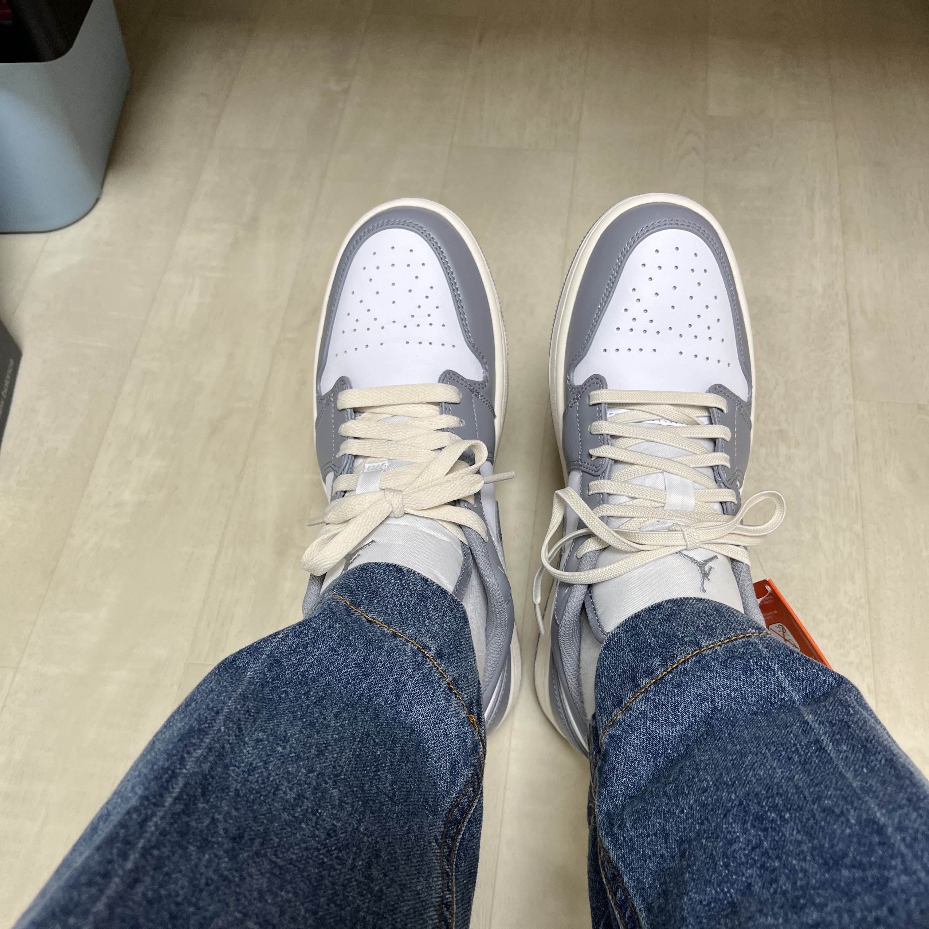 Jordan 1 Low Stealth and White 착용 스타일