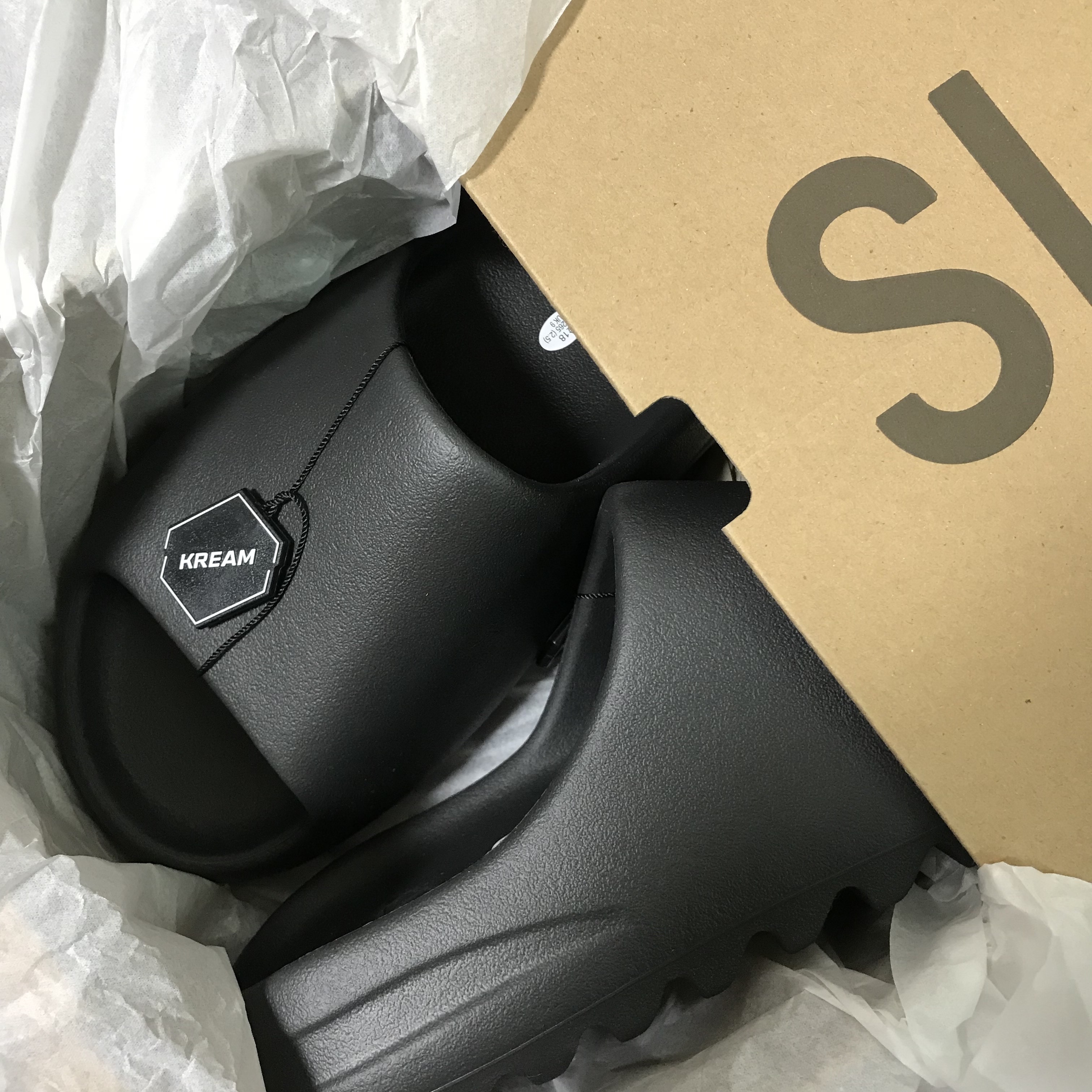 Adidas Yeezy Slide Onyx 착용 스타일