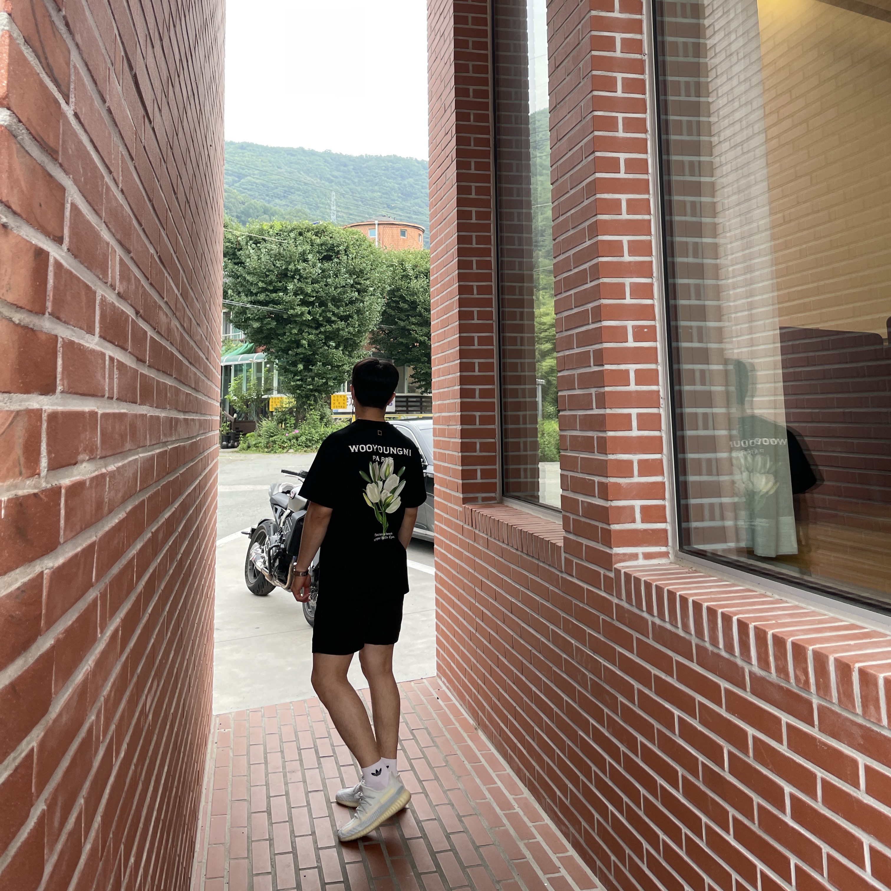 Wooyoungmi Flower Print Back Logo T-Shirt Black - 22SS, Adidas Yeezy Boost 350 V2 Cloud White - Reflective 착용 스타일 - 1