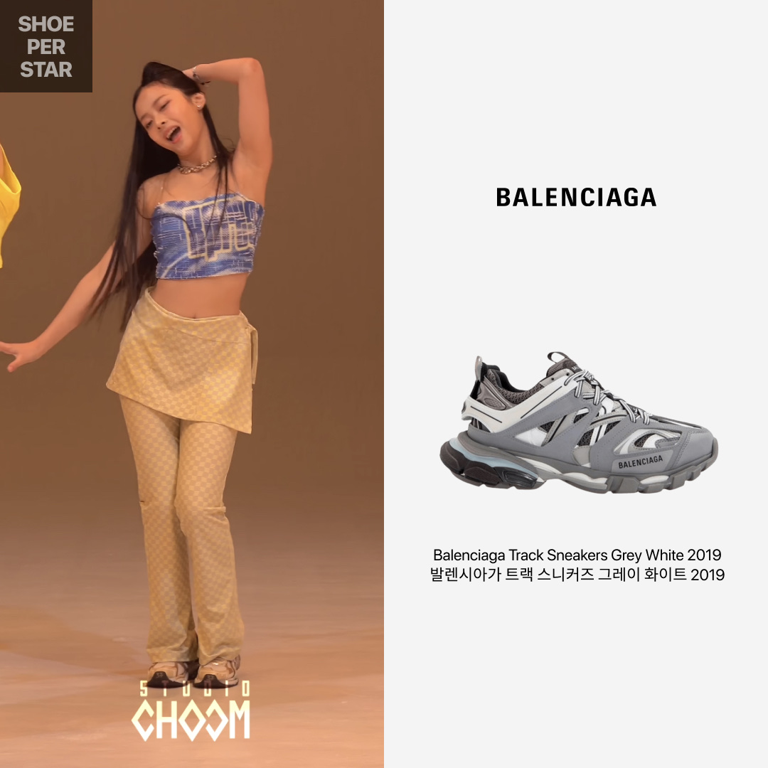 (W) Balenciaga Spray Paint Logo Jacket Denim, Balenciaga Track Sneakers Grey White 2019 착용 스타일 - 4