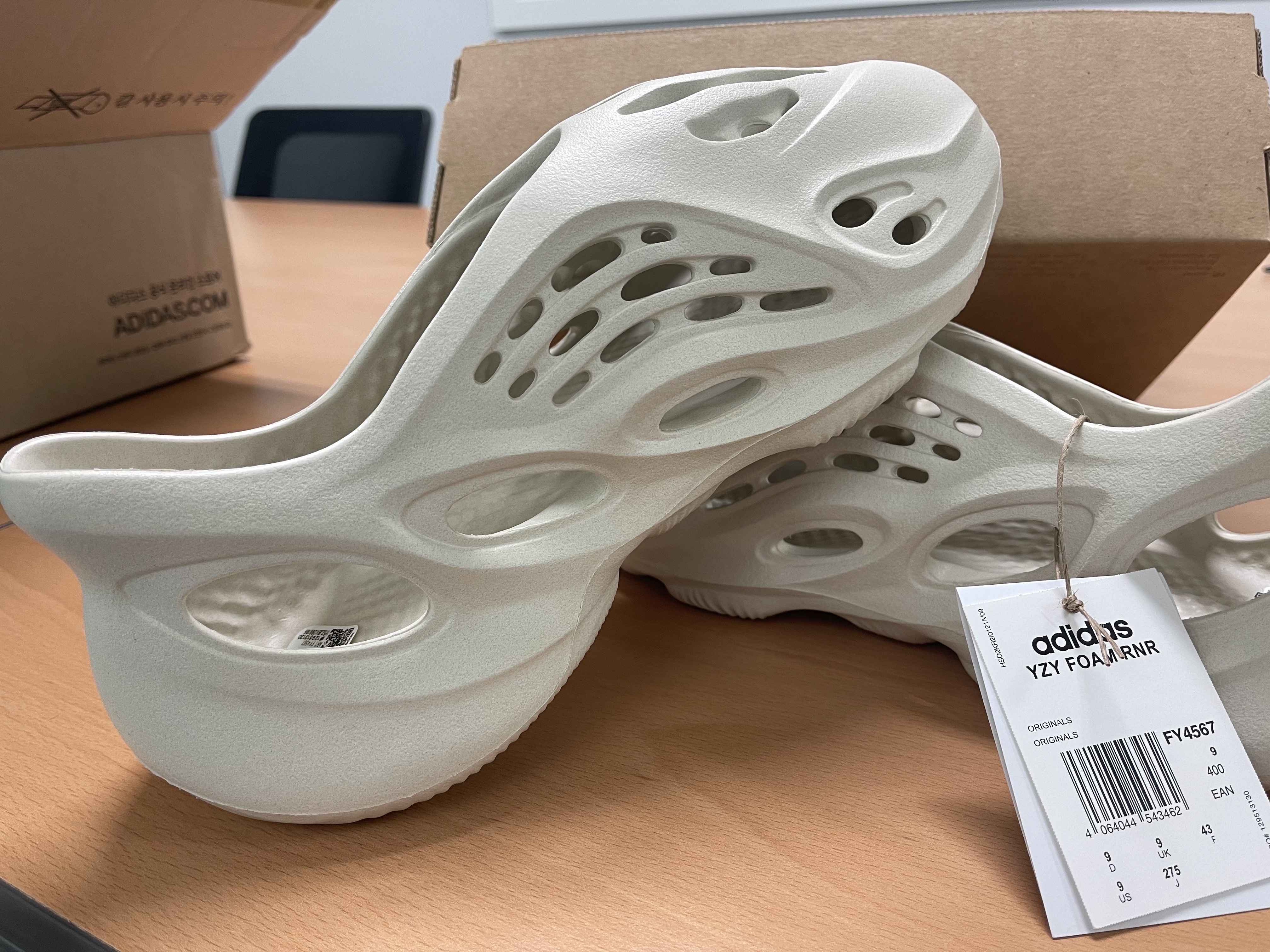 Adidas Yeezy Foam RNNR Sand 착용 스타일
