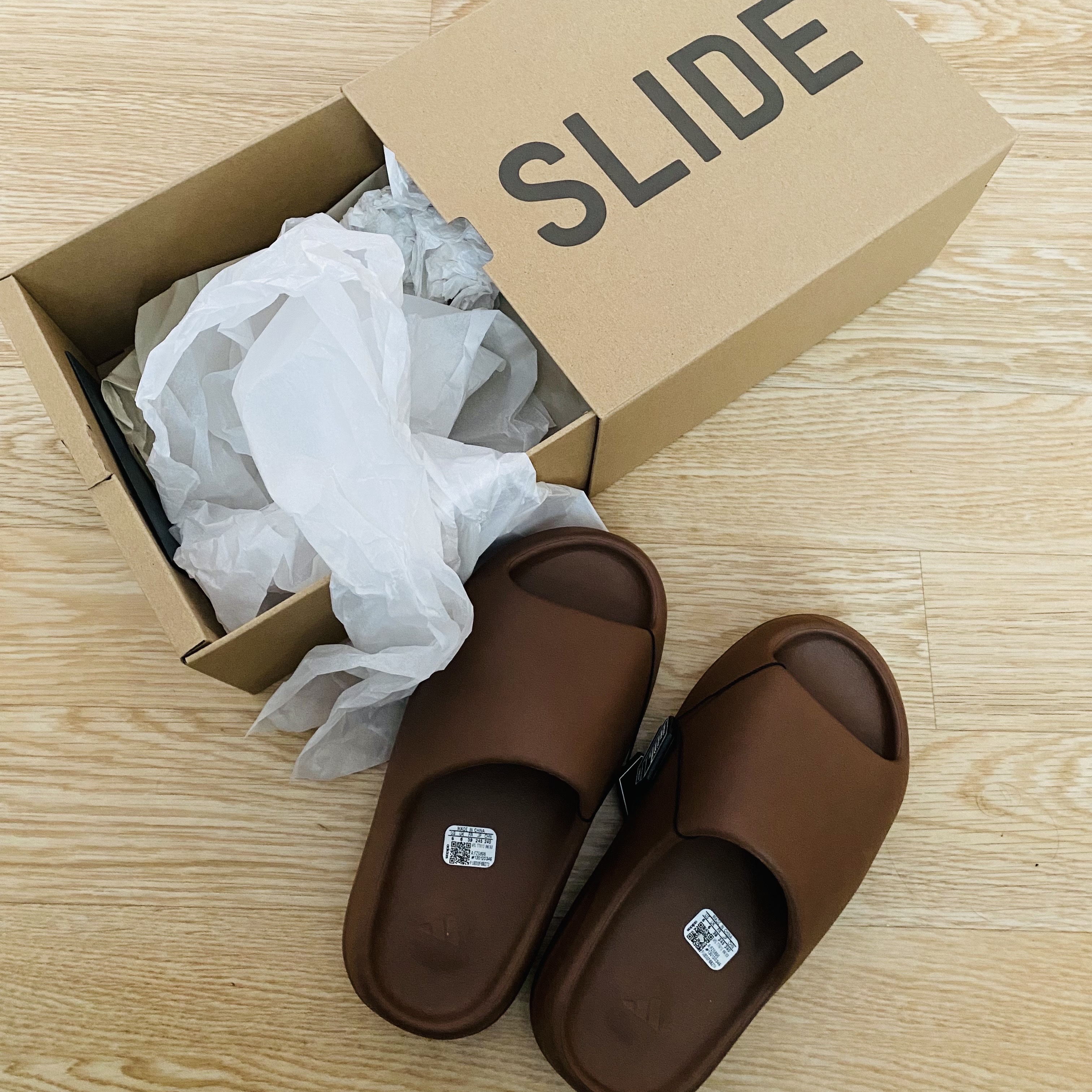 Adidas Yeezy Slide Flax 착용 스타일
