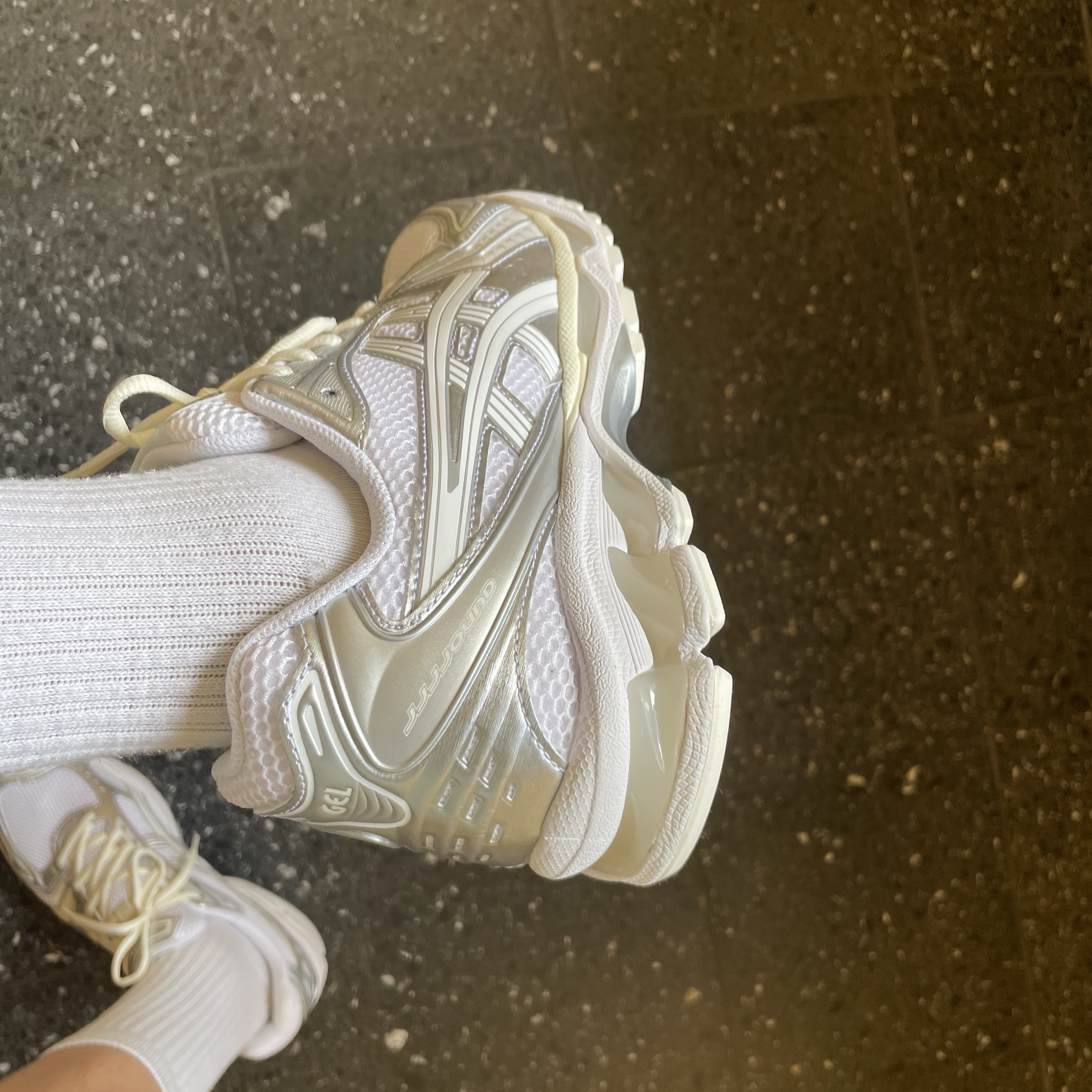 Asics x JJJJound Gel-Kayano 14 Silver White 착용 스타일 - 2