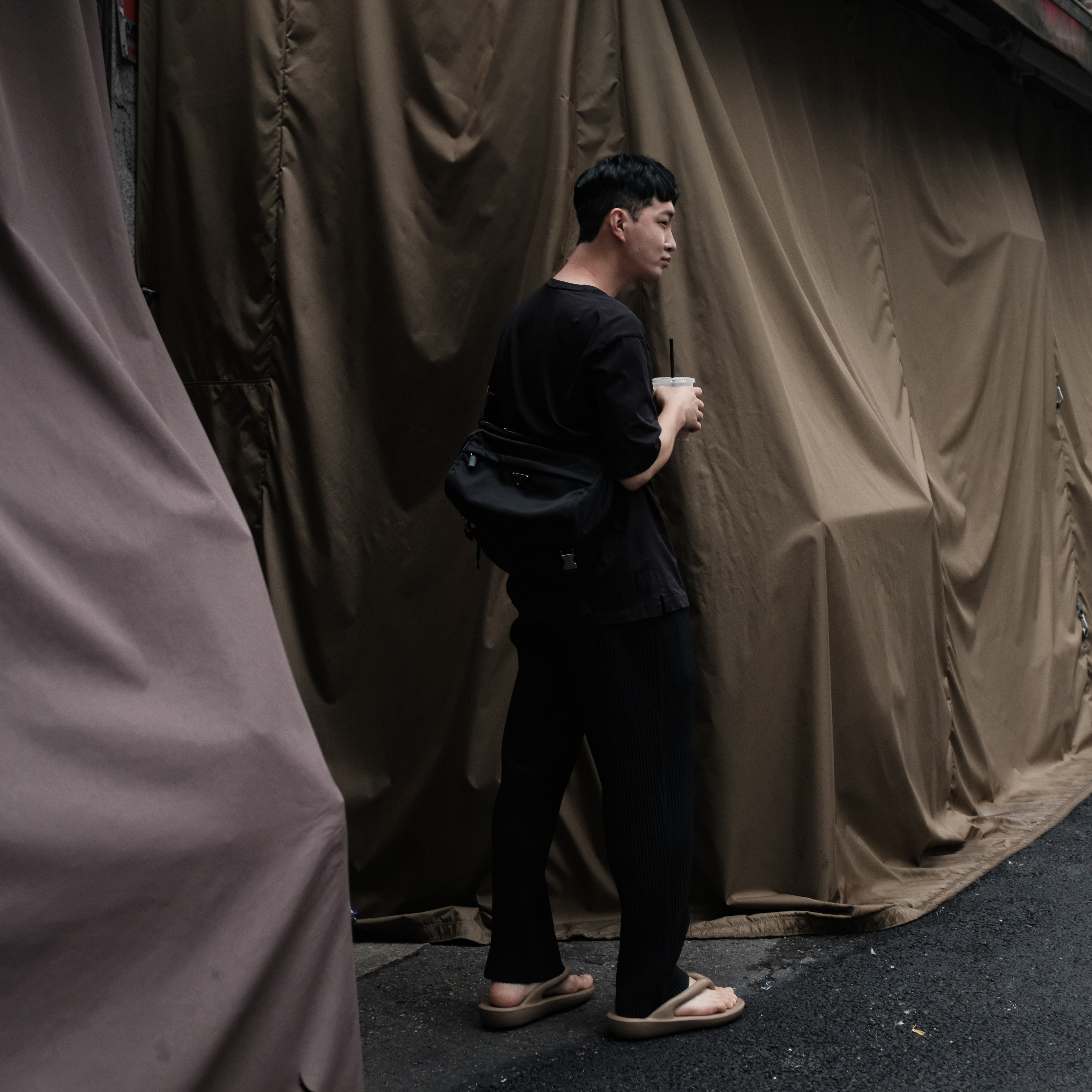 Prada Re-Nylon and Saffiano Leather Shoulder Bag Black, Homme Plisse Issey Miyake Straight Basics Pants Black 착용 스타일 - 2