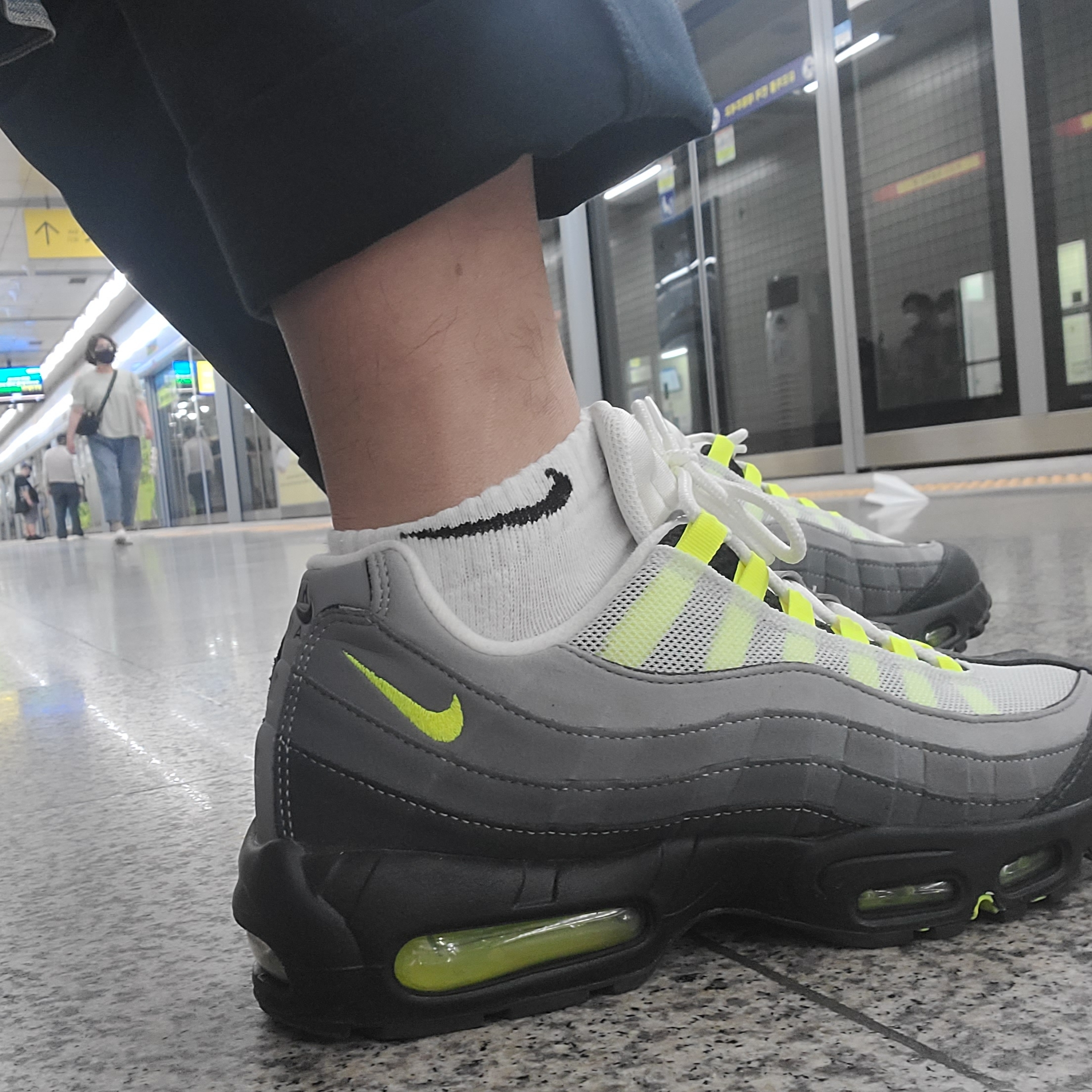 Nike Air Max 95 OG Neon Yellow 2020 착용 스타일 - 1