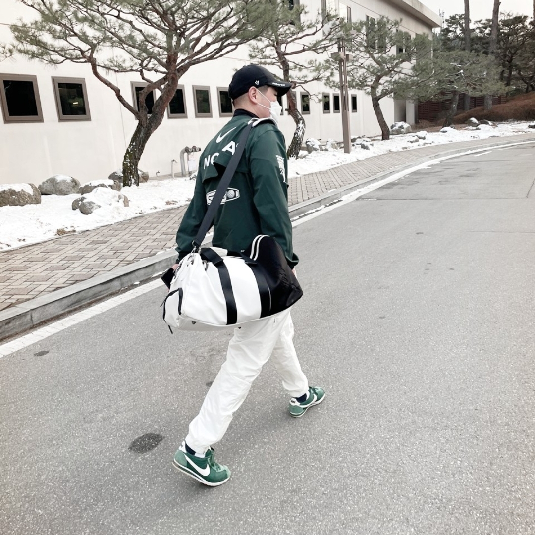 Nike x Drake Nocta Golf Crewneck Top Green - US/EU, Nike x Drake Nocta Golf Pants Sail - US/EU 착용 스타일