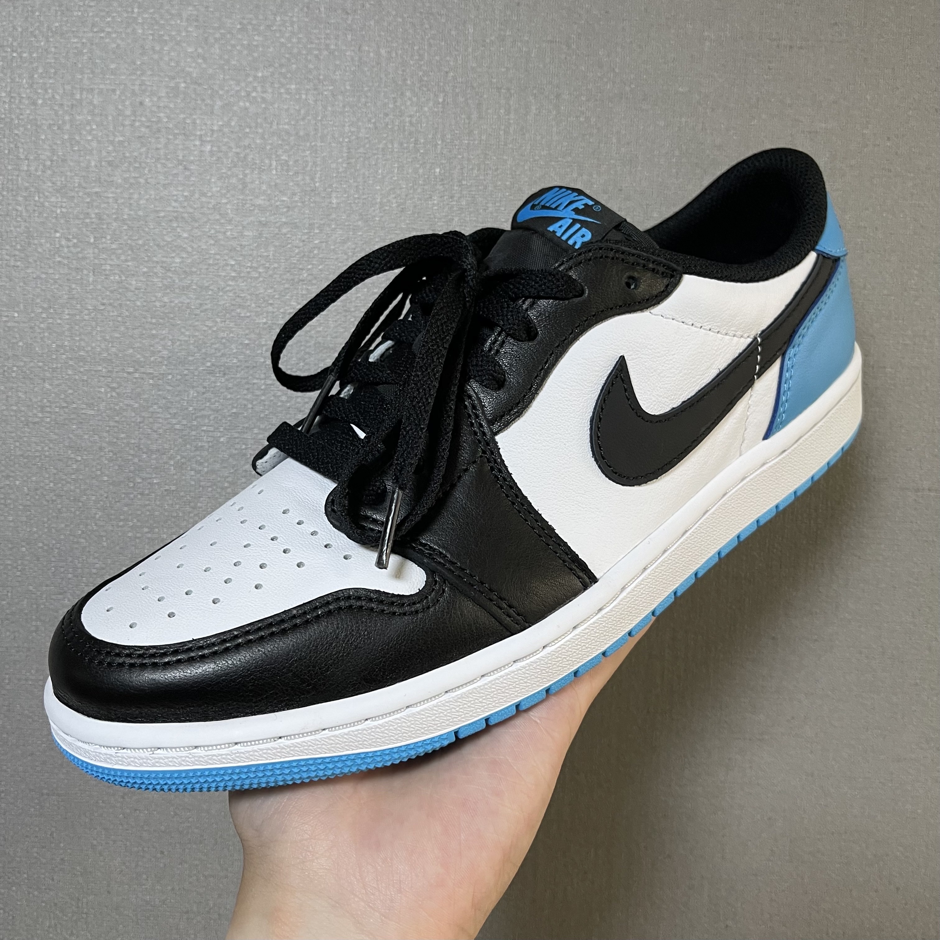 Jordan 1 Retro Low OG Black and Dark Powder Blue 착용 스타일 - 3