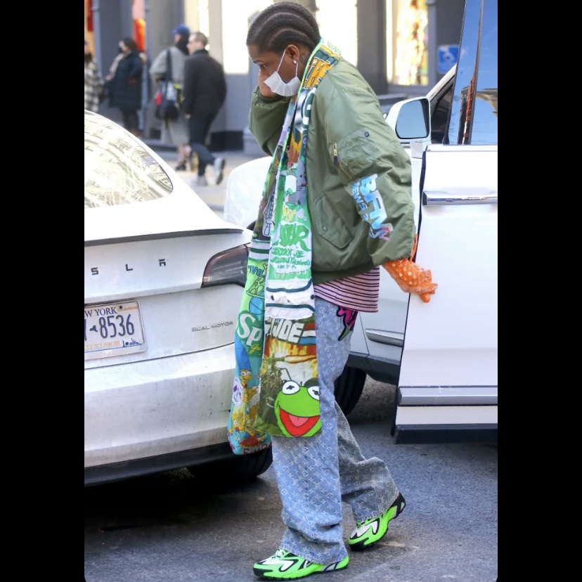 Louis Vuitton Runner Tatic Sneakers Green 착용 스타일 - 1