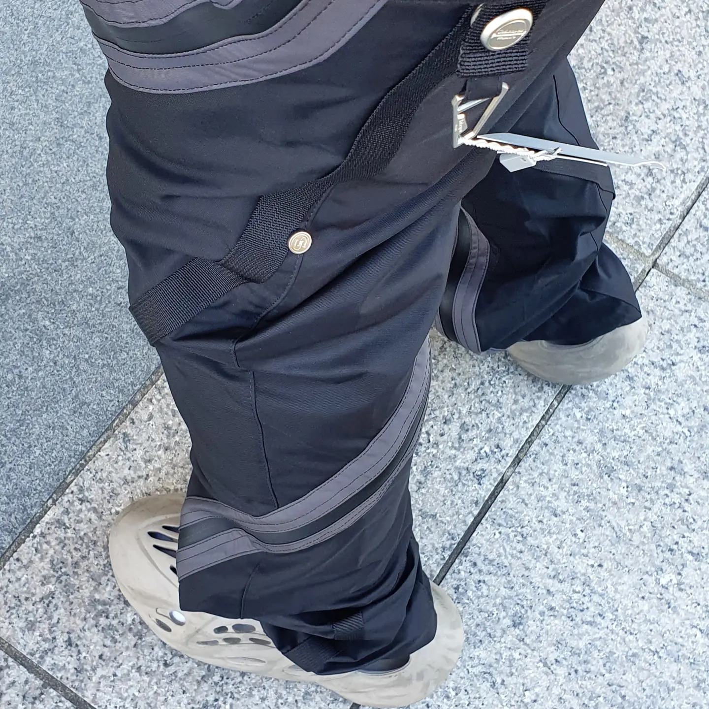 Adidas Yeezy Foam RNNR Stone Sage 착용 스타일 - 3