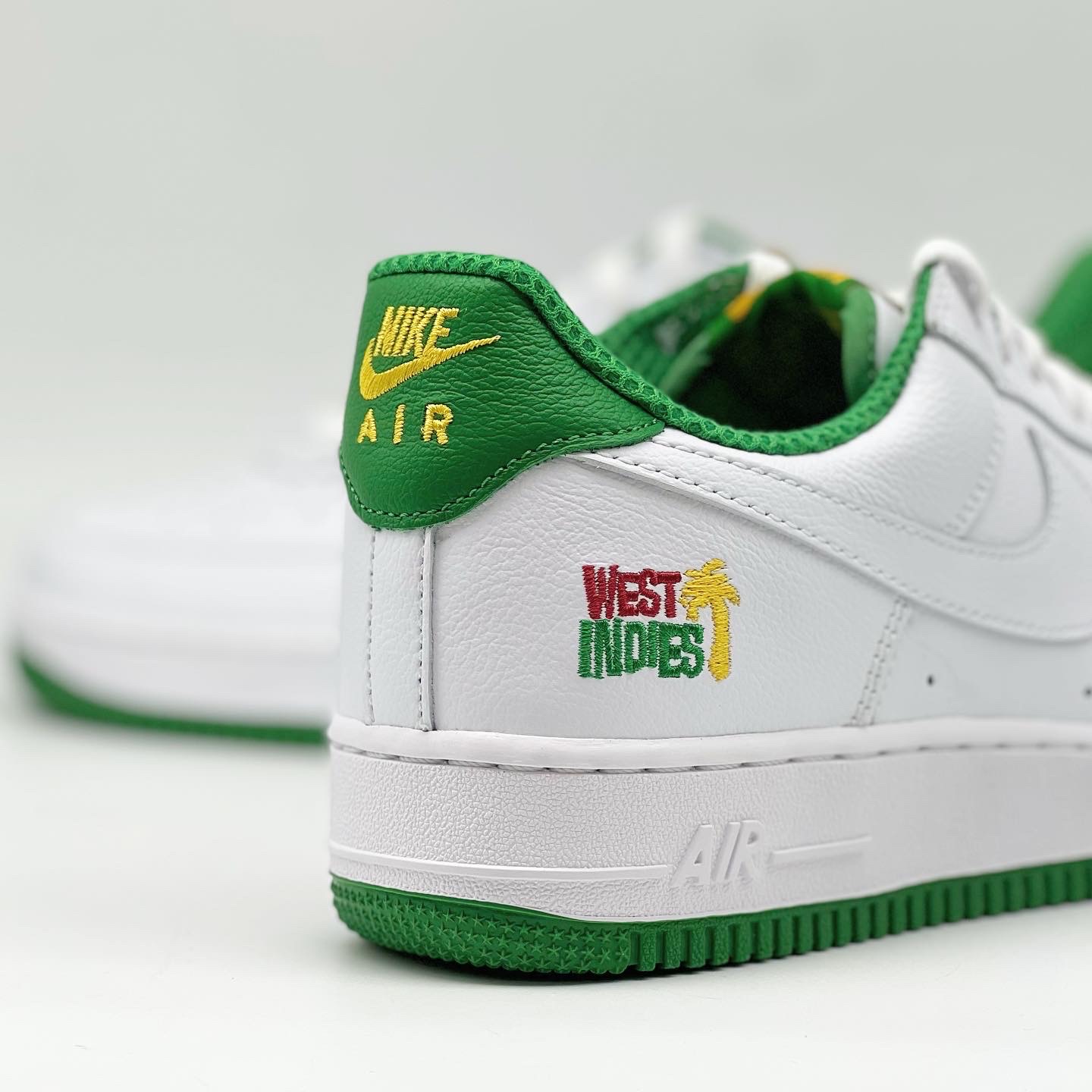 Nike Air Force 1 Low Retro QS West Indies Classic Green 착용 스타일 - 3