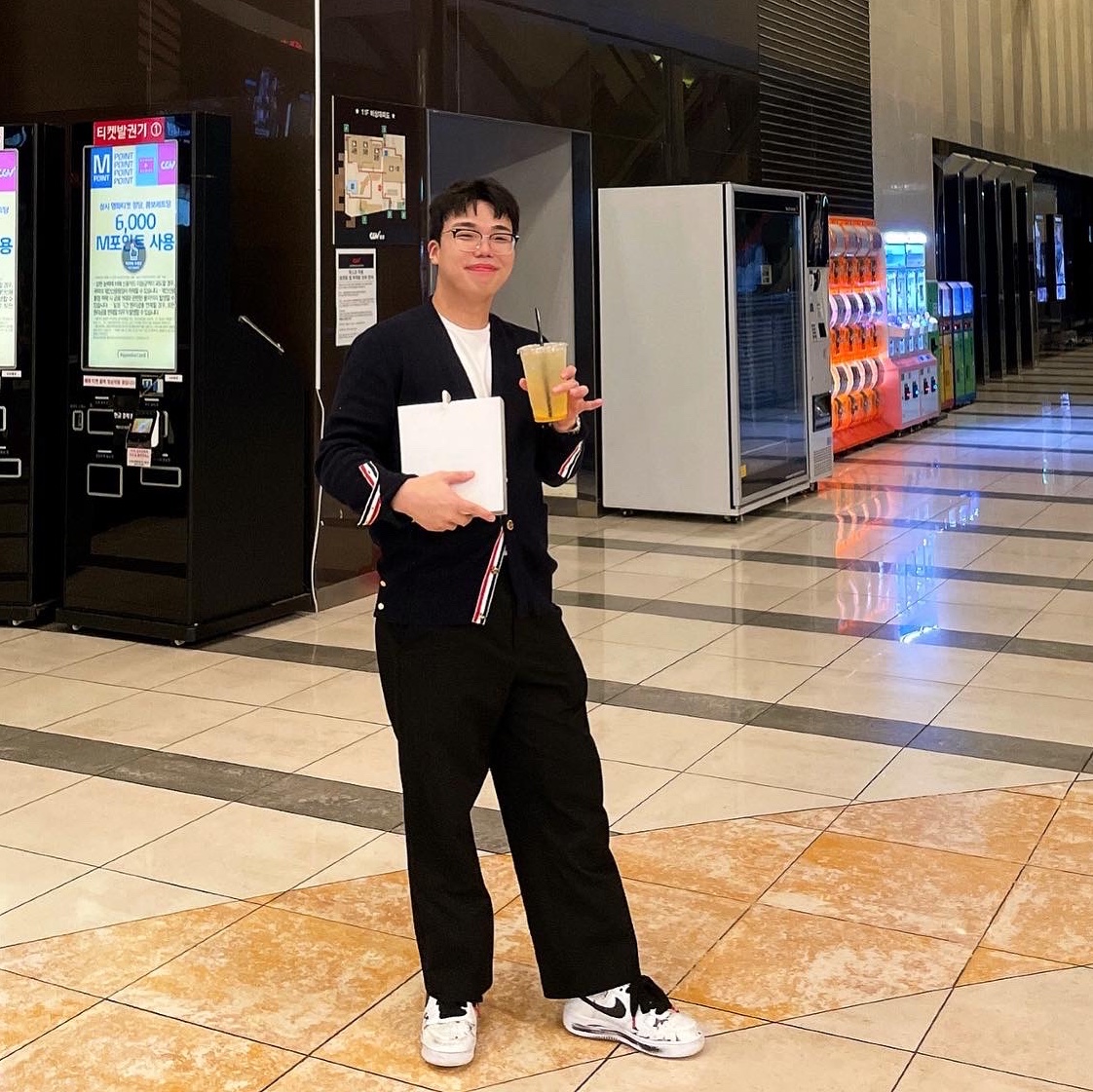 Thom Browne Milano Stitch 4-Bar Cardigan Navy, Nike x Peaceminusone Air Force 1 Low Para-Noise 2.0 착용 스타일 - 2