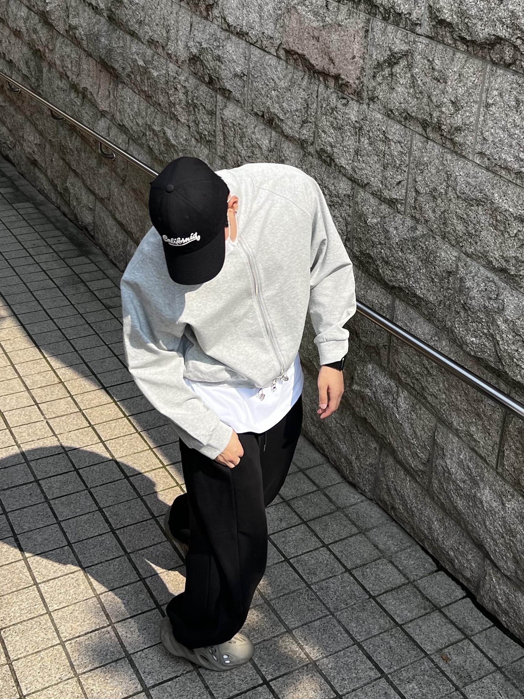 Adidas Yeezy Foam RNNR Stone Sage 착용 스타일 - 3