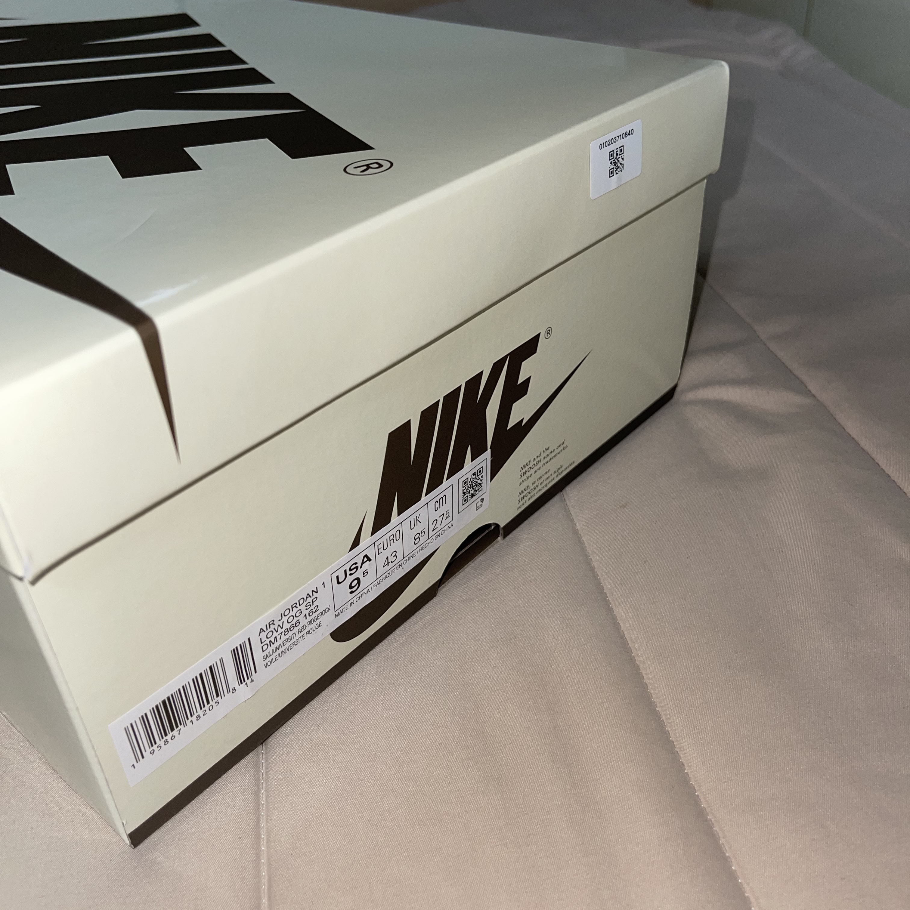 Jordan 1 x Travis Scott Retro Low OG SP Sail and Ridgerock 착용 스타일 - 2