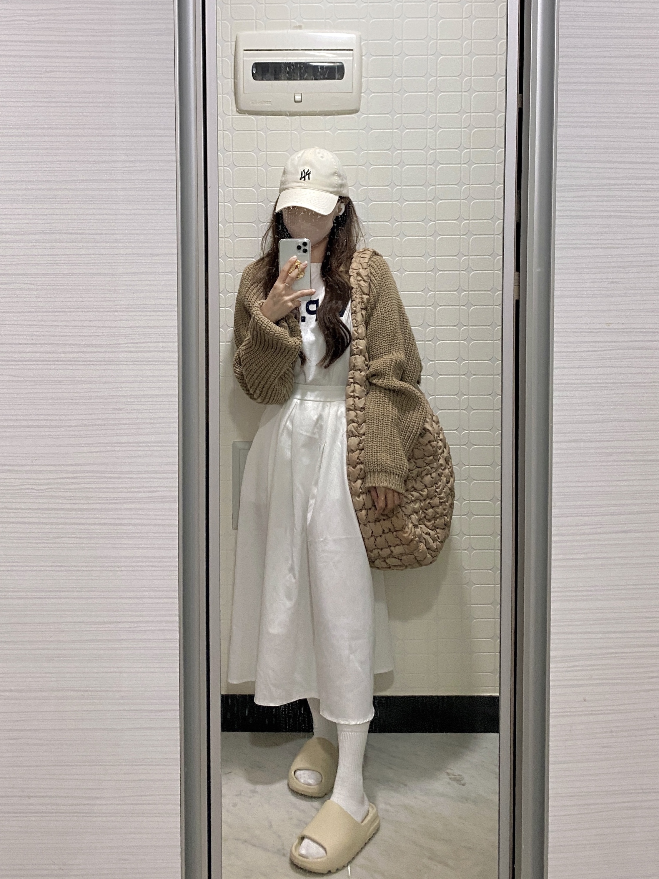 COS Quilted Oversized Shoulder Bag Beige, Adidas Yeezy Slide Bone 2022/2023 착용 스타일 - 2