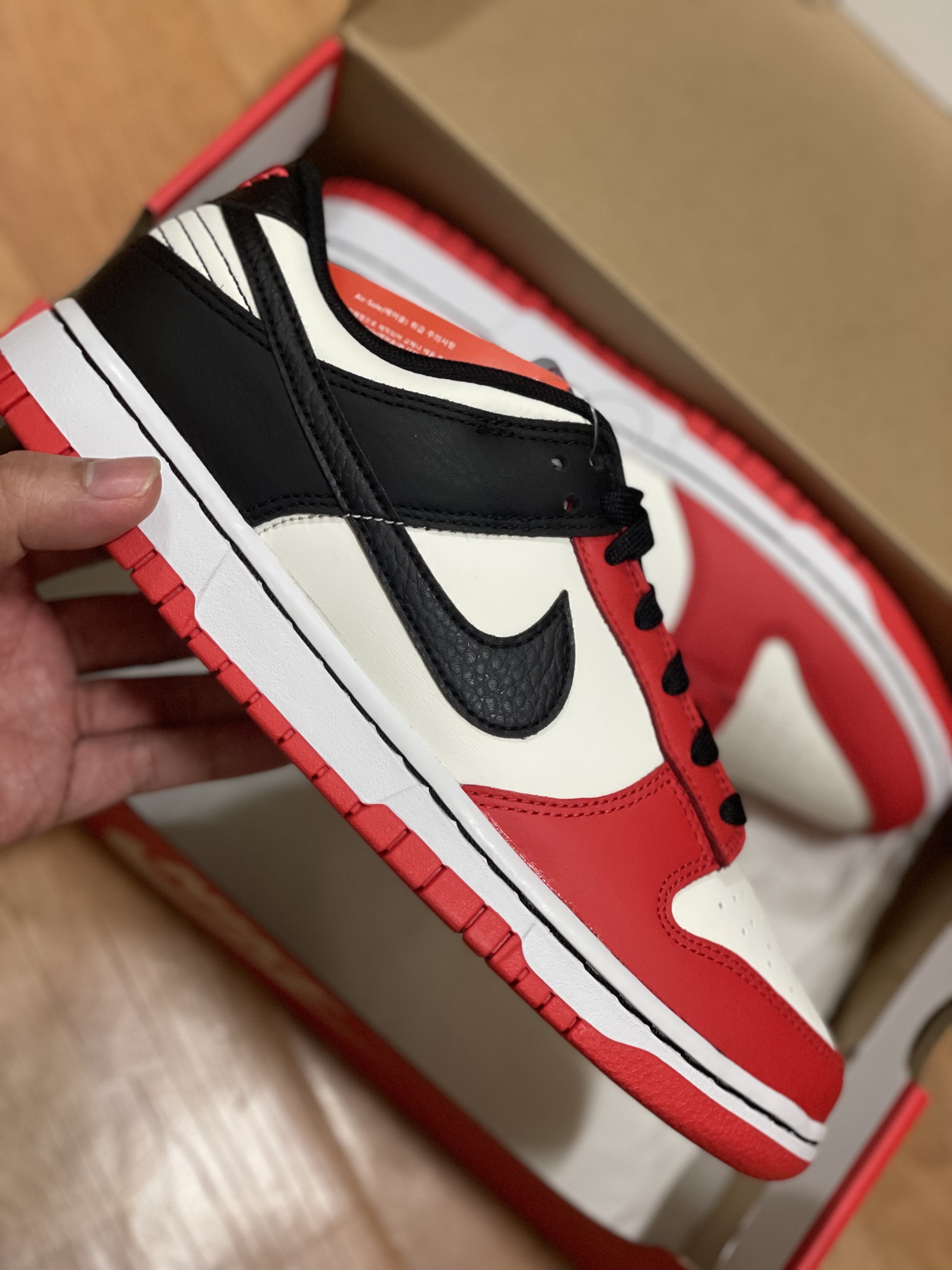Nike x NBA Dunk Low Retro EMB Black and Chile Red 착용 스타일 - 3