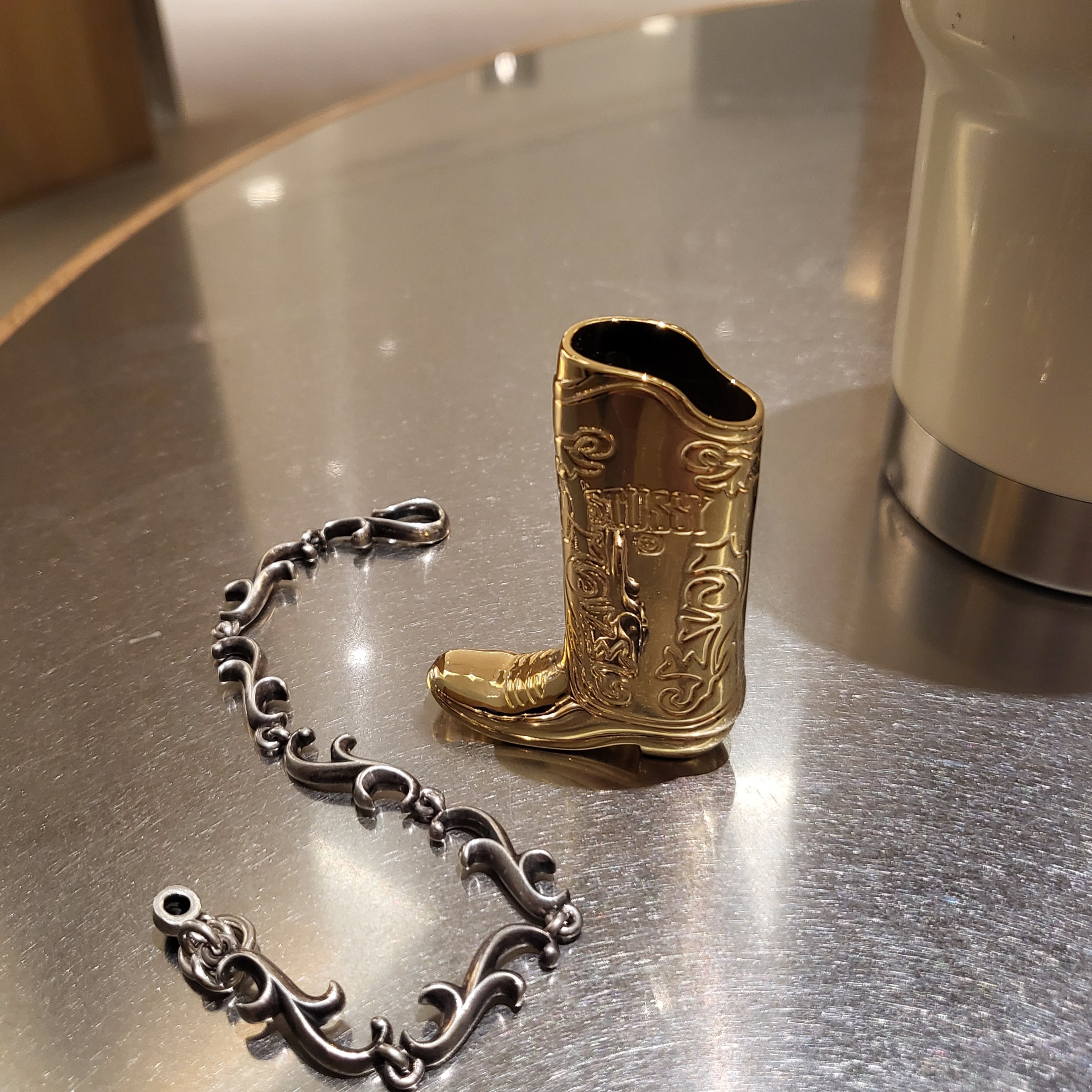 Stussy Metal Boot Lighter Case Brass 착용 스타일
