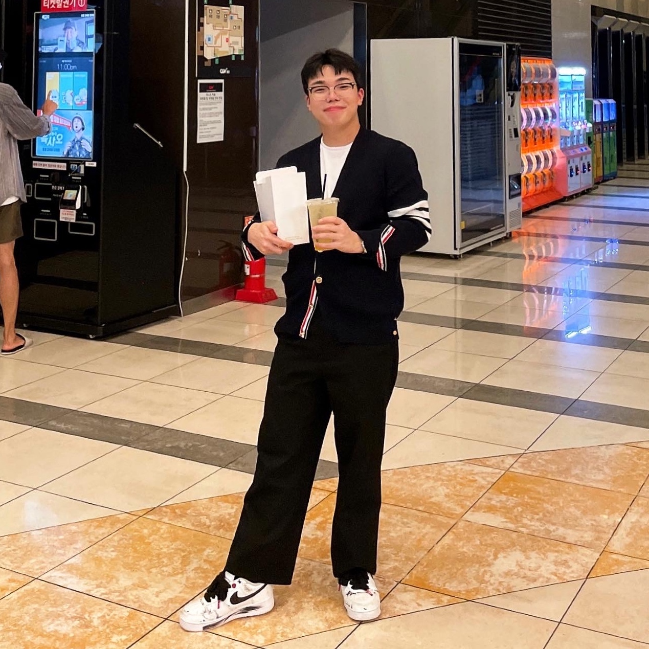 Thom Browne Milano Stitch 4-Bar Cardigan Navy, Nike x Peaceminusone Air Force 1 Low Para-Noise 2.0 착용 스타일 - 1