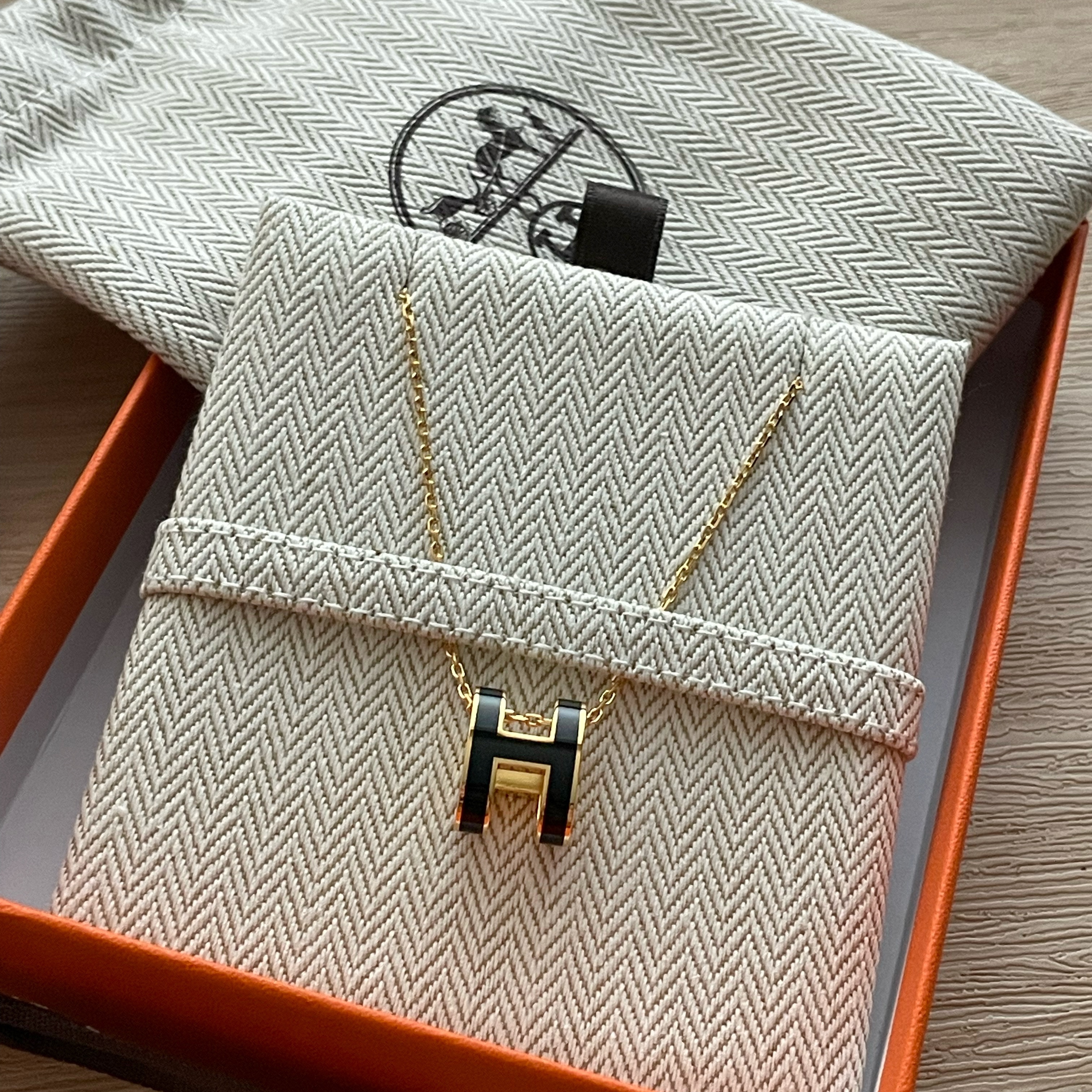 (W) Hermes Pop H Pendant Gold & Noir 착용 스타일