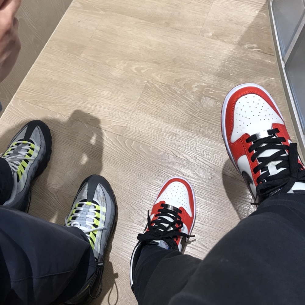 Nike Air Max 95 OG Neon Yellow 2020, Nike x NBA Dunk Low Retro EMB Black and Chile Red 착용 스타일