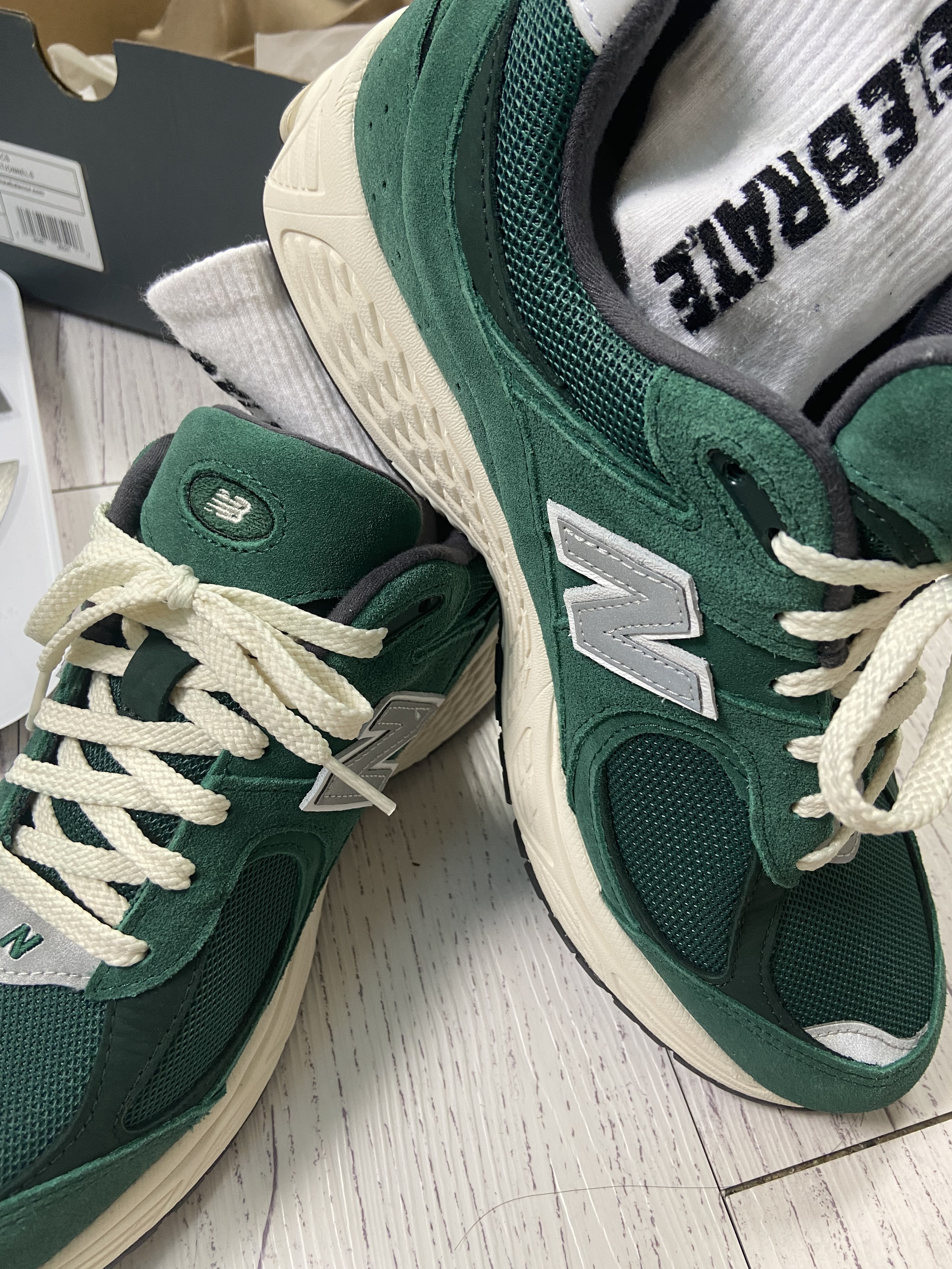 New Balance 2002R Nightwatch Green 착용 스타일