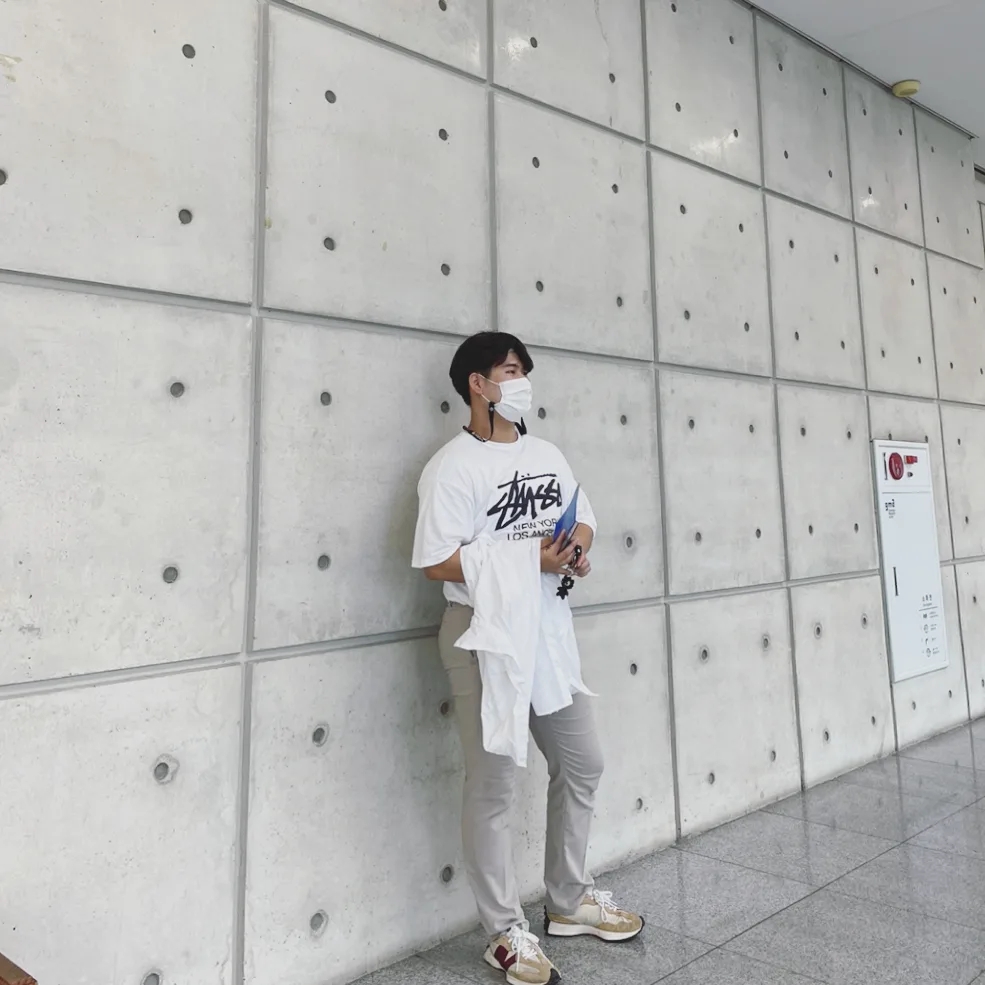 New Balance 327 Moonbeam Ghost Pepper, Stussy World Tour T-Shirt White 착용 스타일