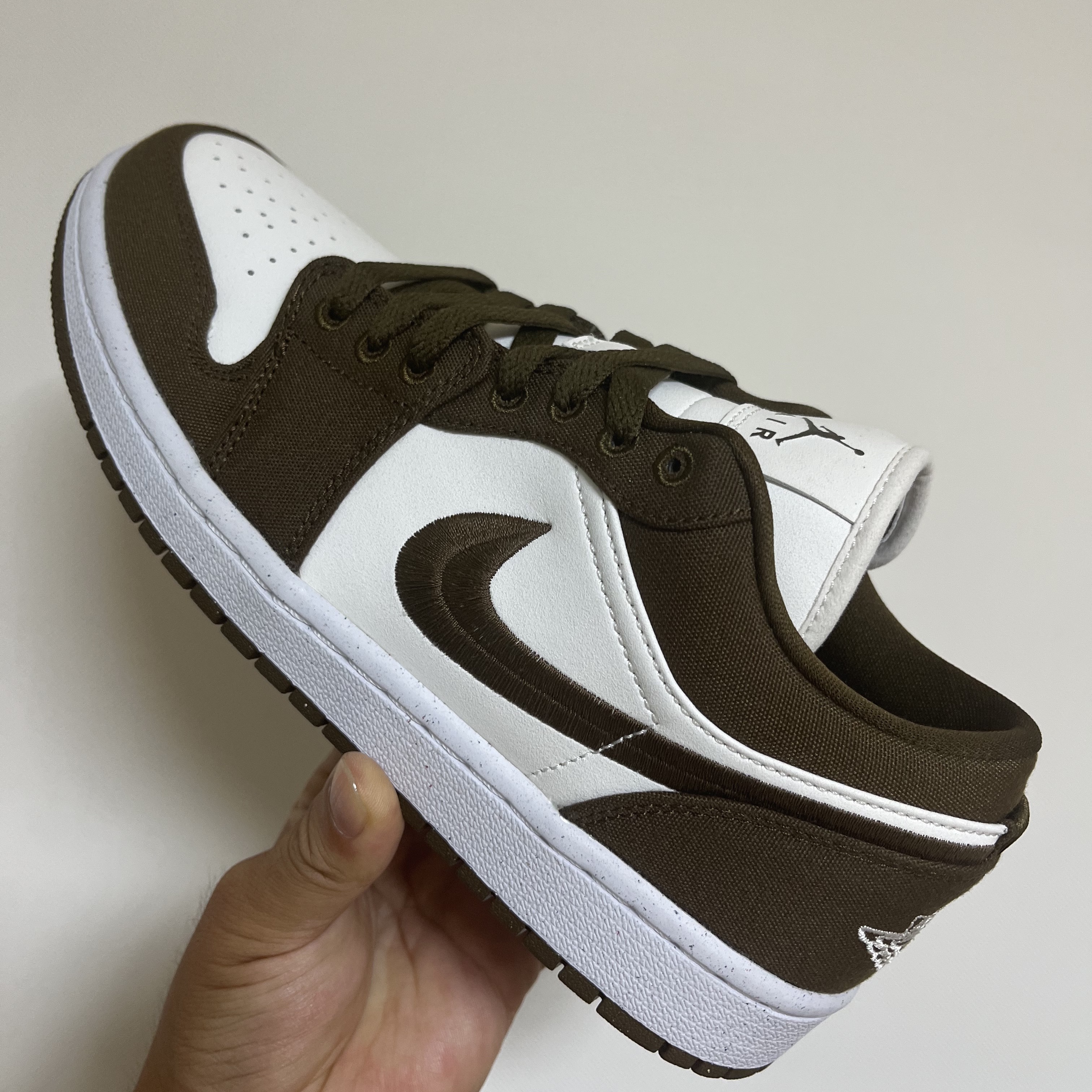 (W) Jordan 1 Low SE Light Olive 착용 스타일 - 3