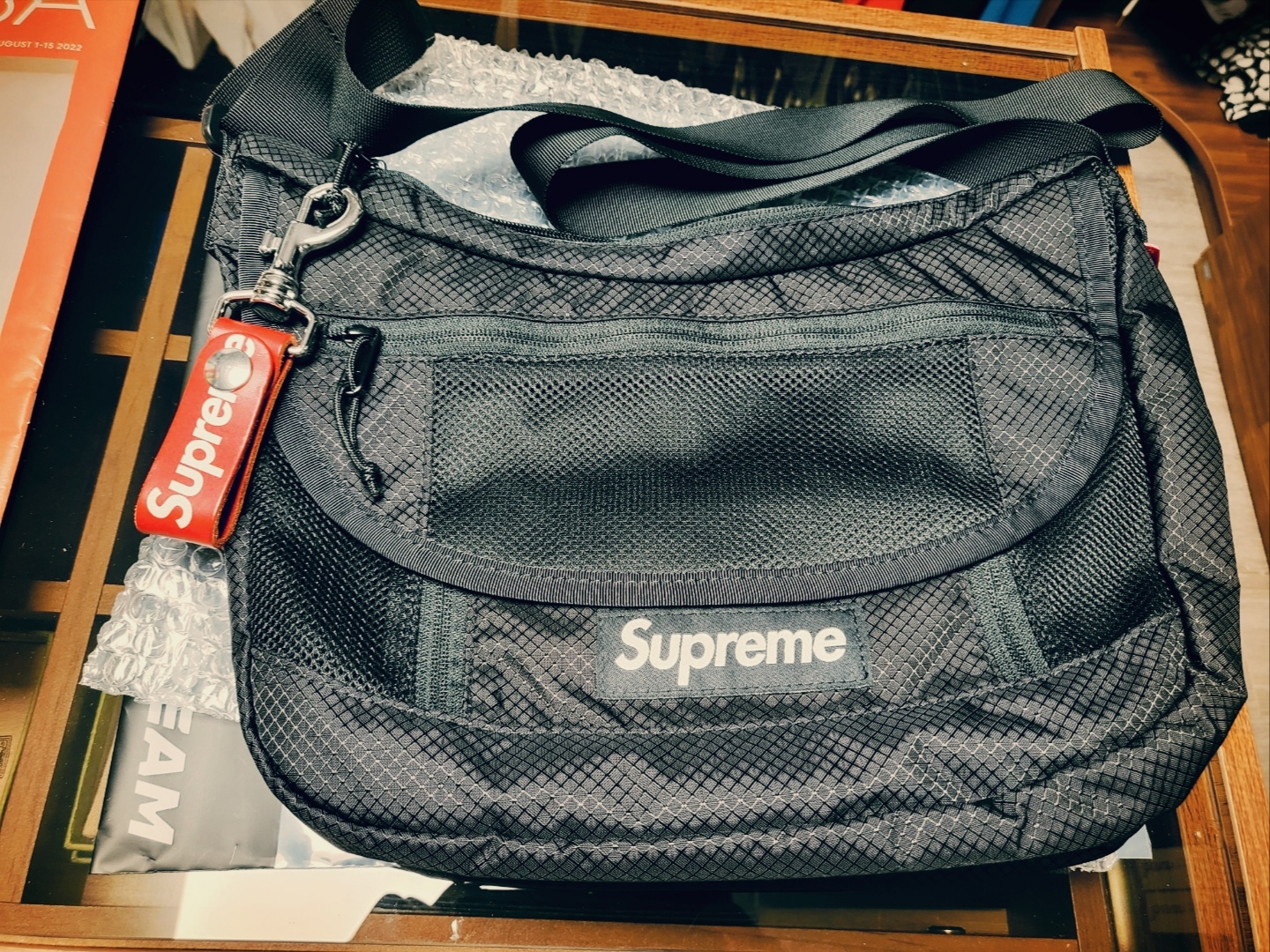 Supreme Small Messenger Bag Black - 22SS, Supreme Leather Key Loop Red - 21SS 착용 스타일