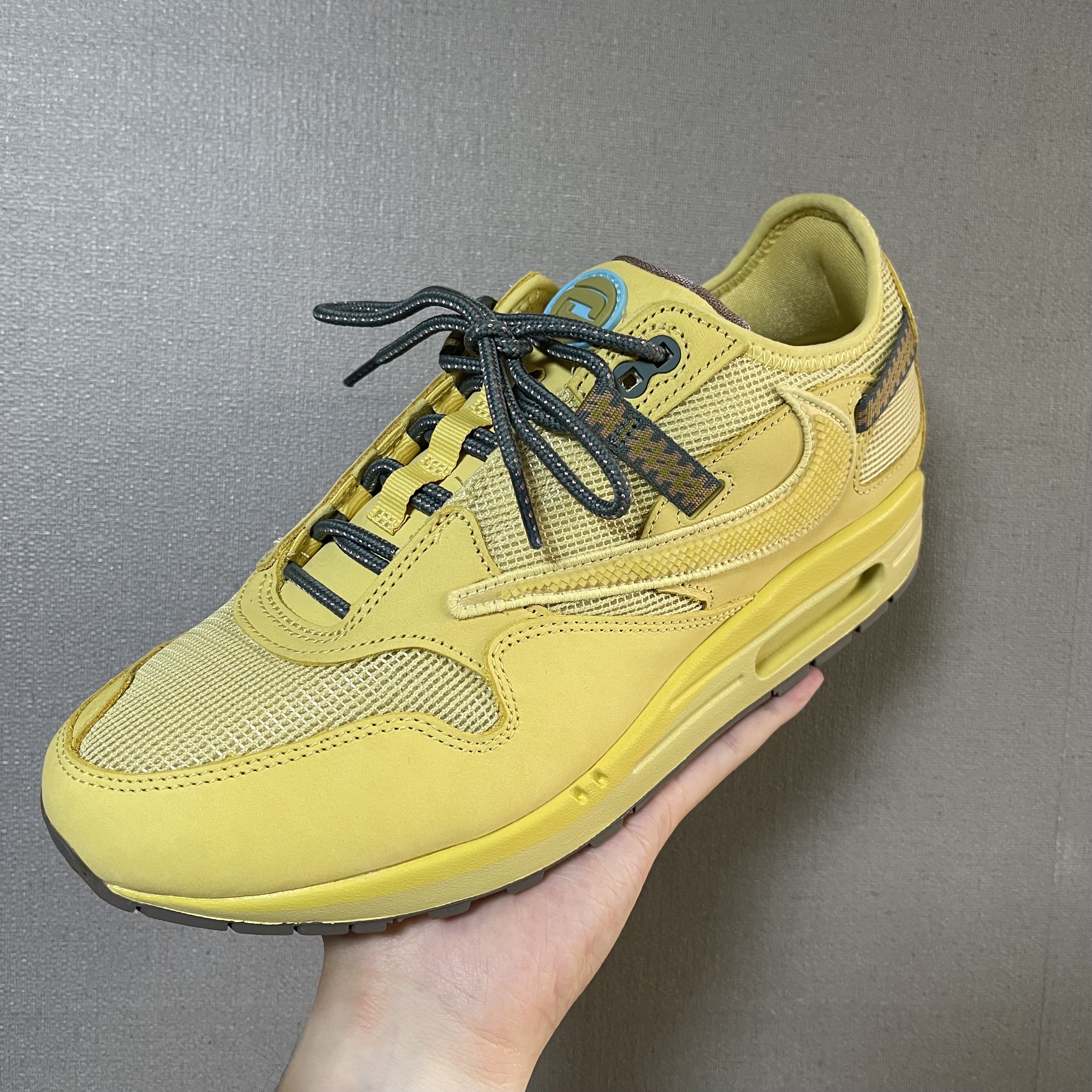 Nike x Travis Scott Air Max 1 Cact.us Gold 착용 스타일 - 3