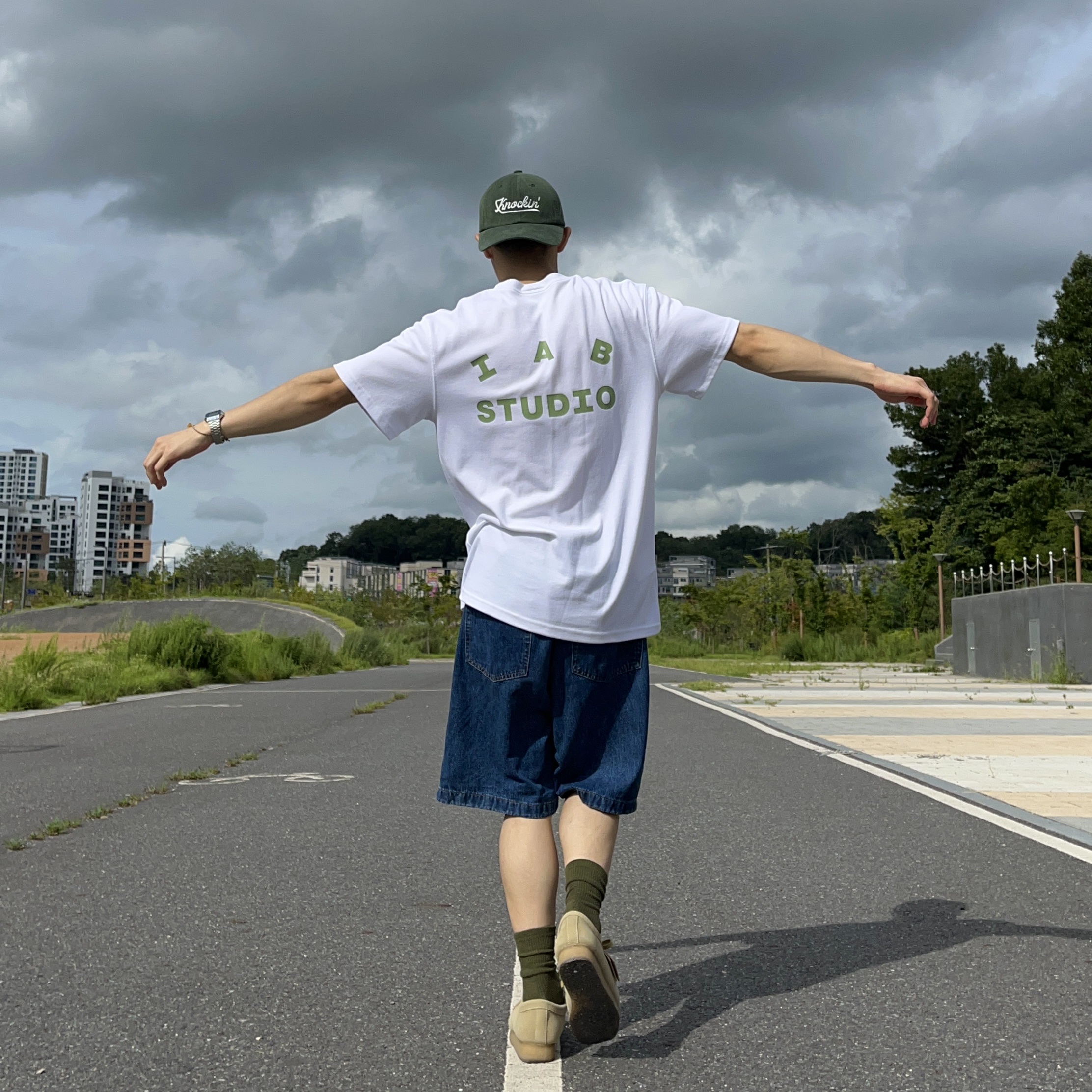IAB Studio T-Shirt White Light Green 착용 스타일 - 2