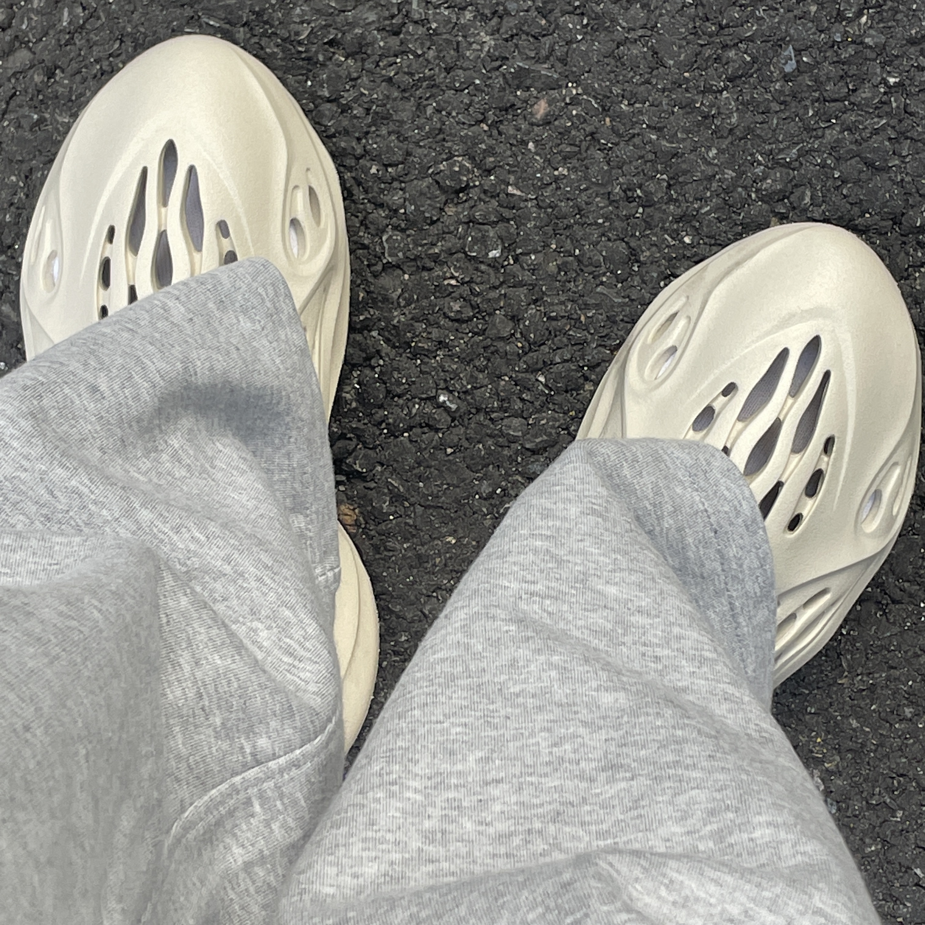 Adidas Yeezy Foam RNNR Sand 착용 스타일