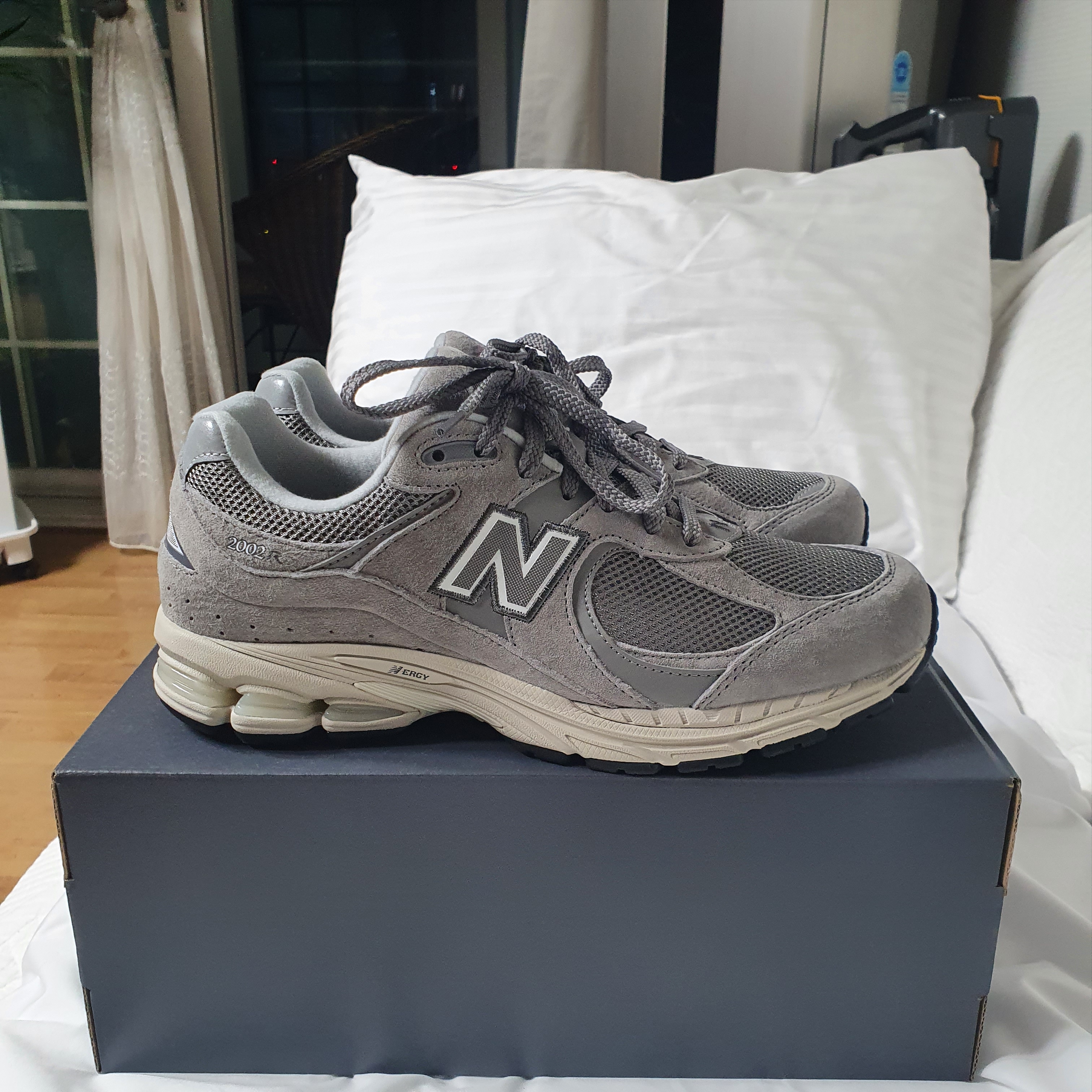 New Balance 2002R Grey 착용 스타일 - 2