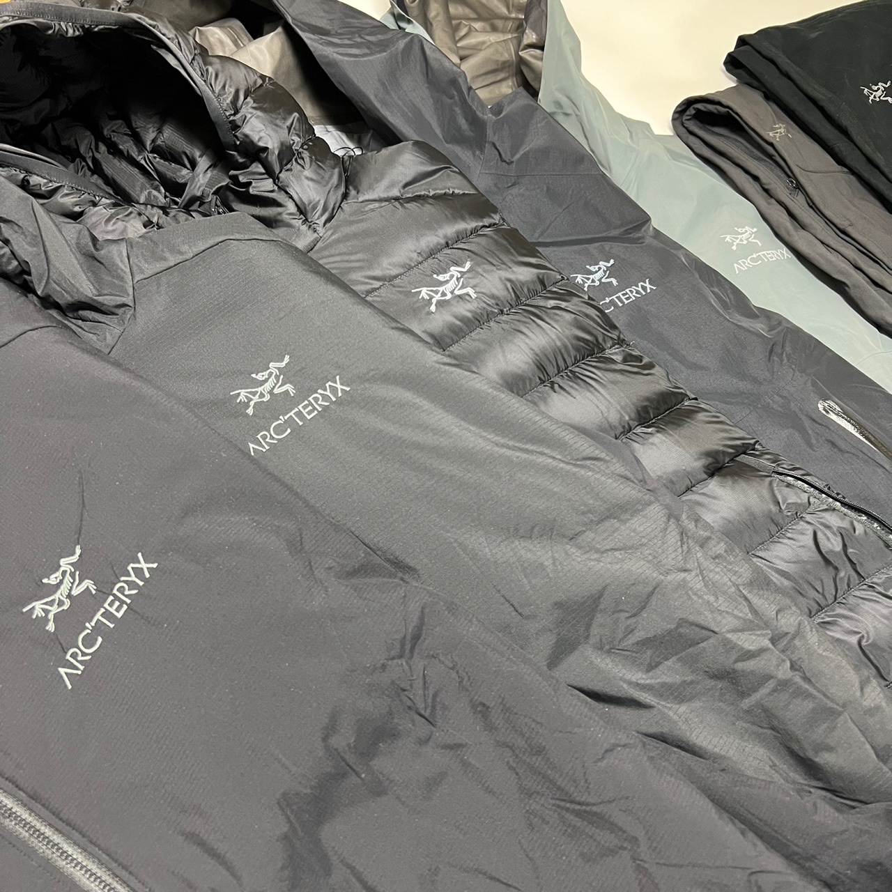 Arc'teryx Atom AR Hoody Black, Arc'teryx Zeta SL Jacket Black 착용 스타일