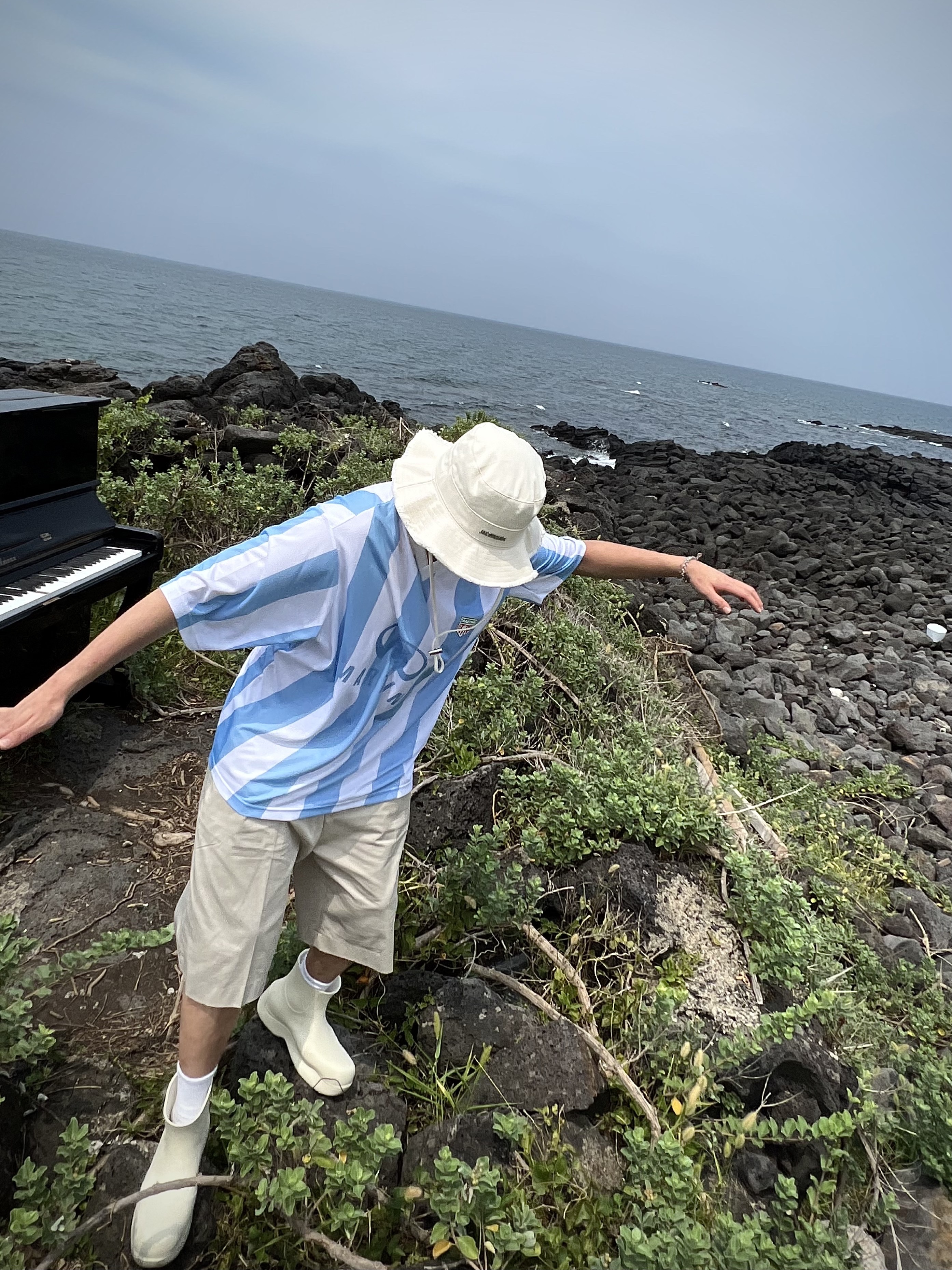 Bottega Veneta Puddle Ankle Boots Sea Salt, Jacquemus Le Bob Artichaut Bucket Hat Off White 착용 스타일 - 4