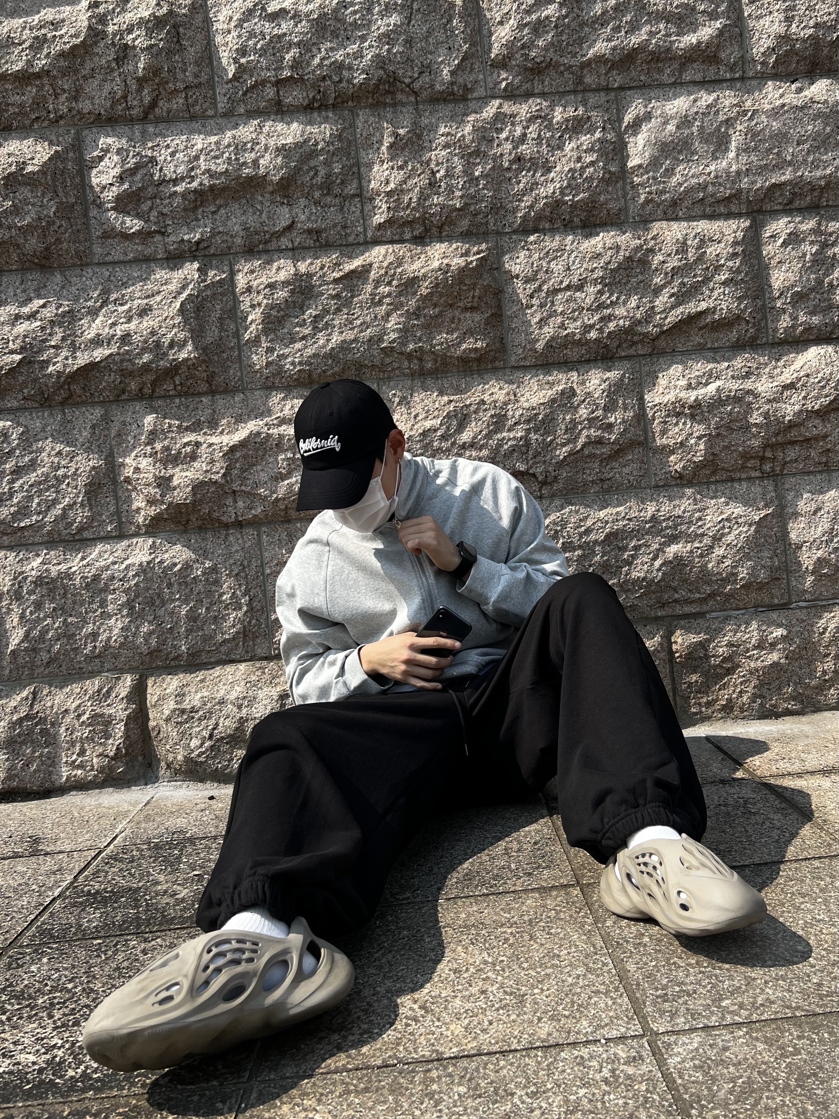 Adidas Yeezy Foam RNNR Stone Sage 착용 스타일 - 1