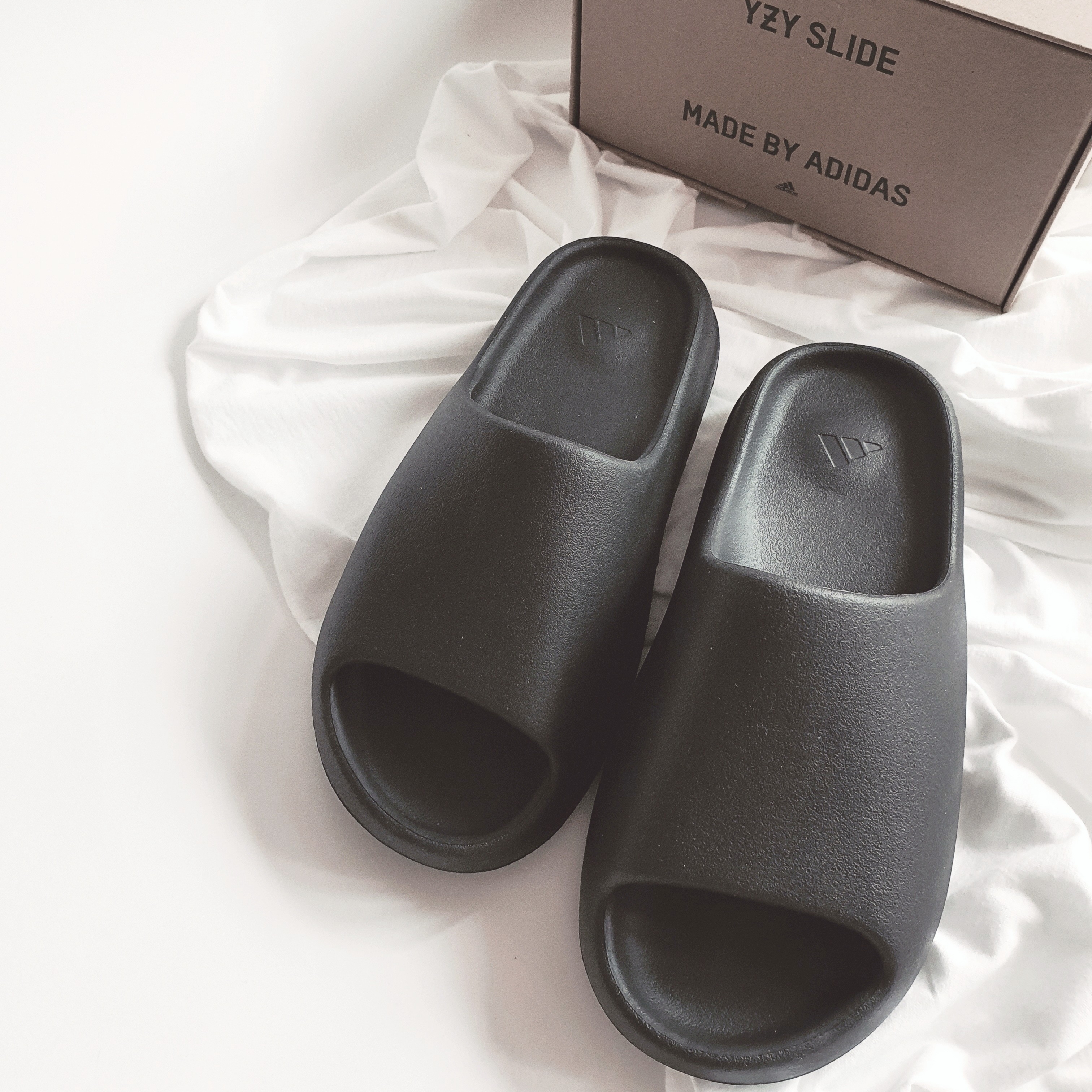 Adidas Yeezy Slide Onyx 착용 스타일
