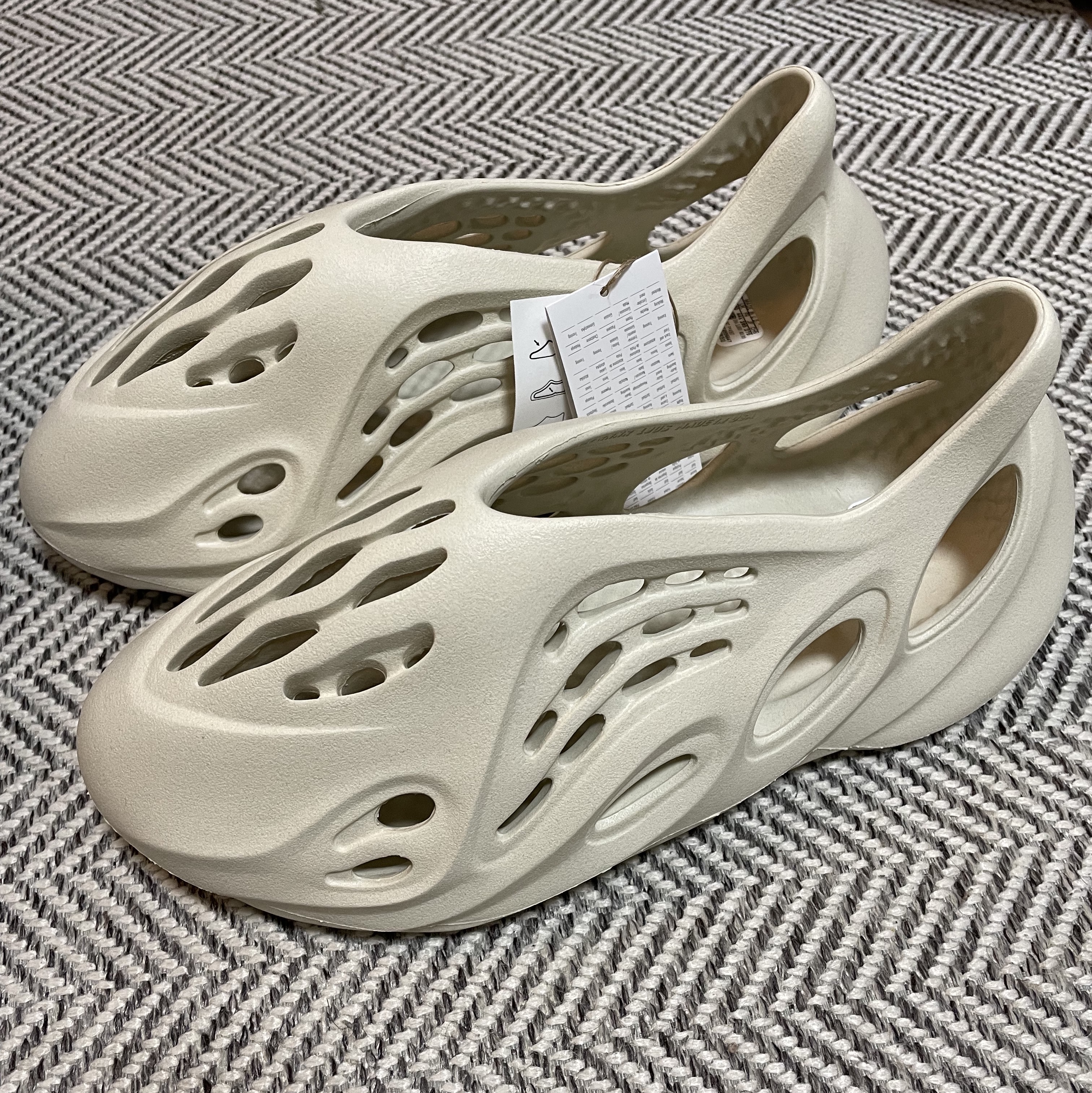 Adidas Yeezy Foam RNNR Sand 착용 스타일