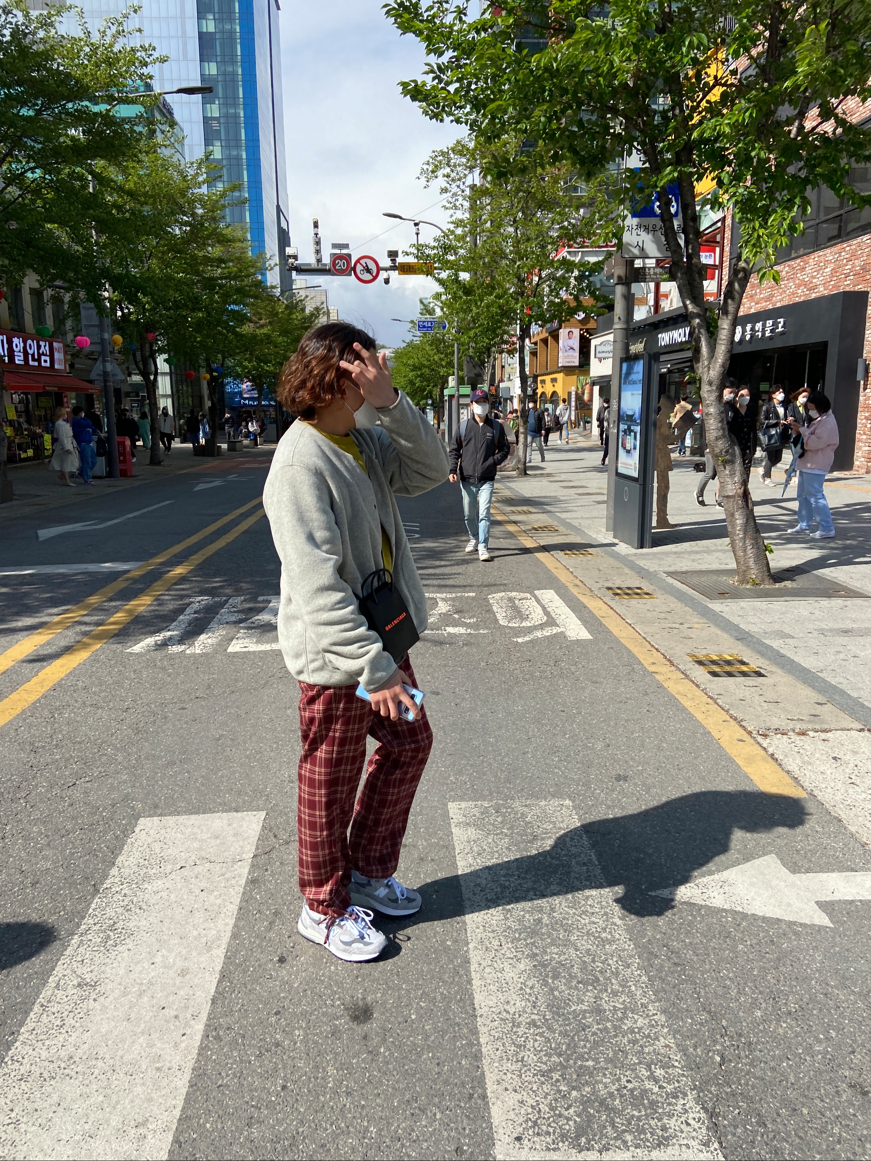 New Balance 992 Made in USA Grey - D Standard, Balenciaga Large Shopping Bag Phone Holder Black 착용 스타일