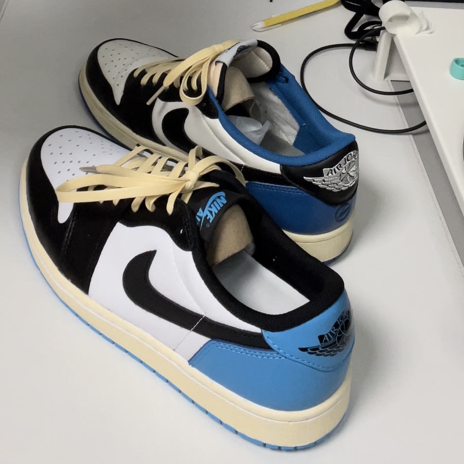 Jordan 1 Retro Low OG Black and Dark Powder Blue, Jordan 1 x Travis Scott x Fragment Retro Low OG SP Military Blue 착용 스타일 - 2