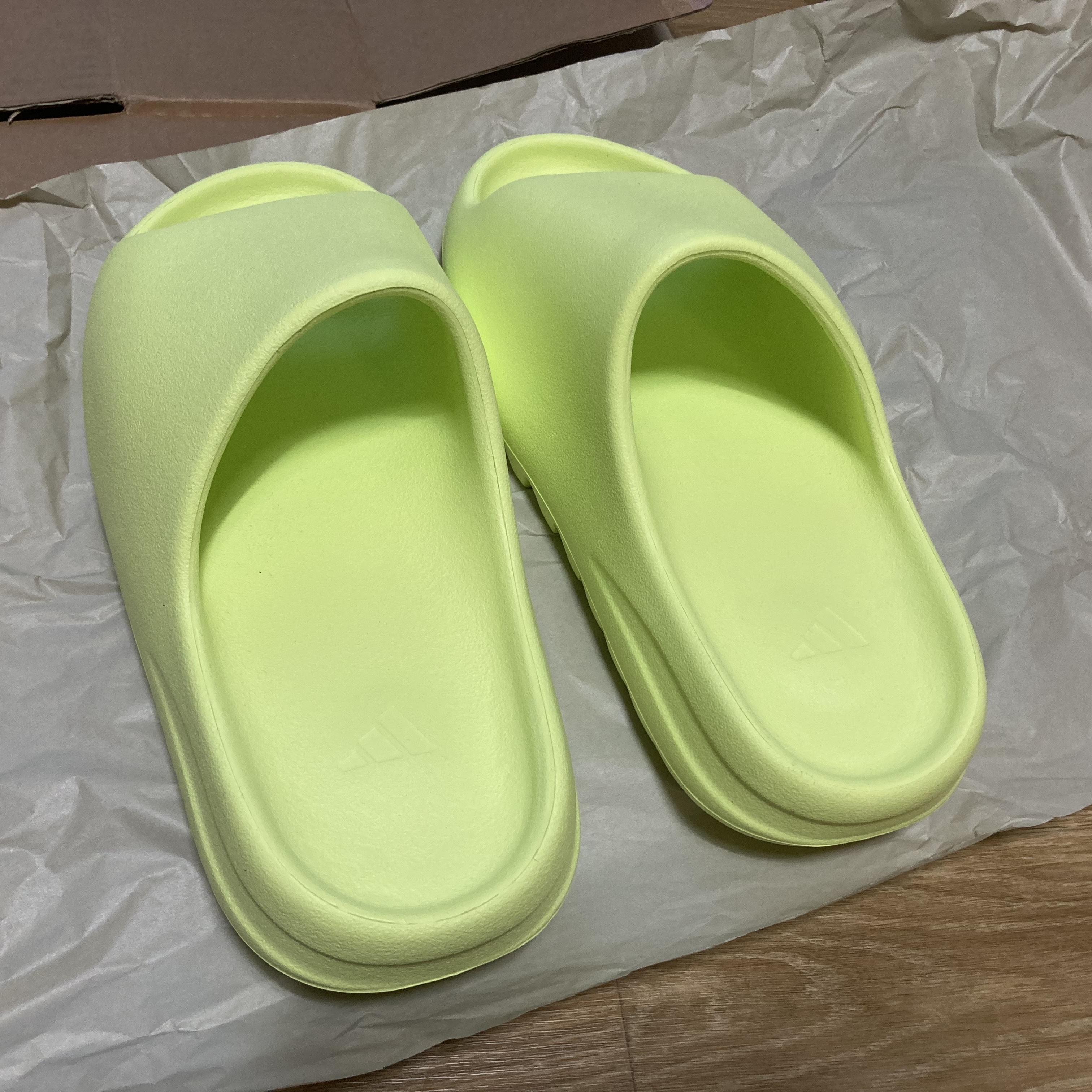 Adidas Yeezy Slide Glow Green 2022/2023 착용 스타일