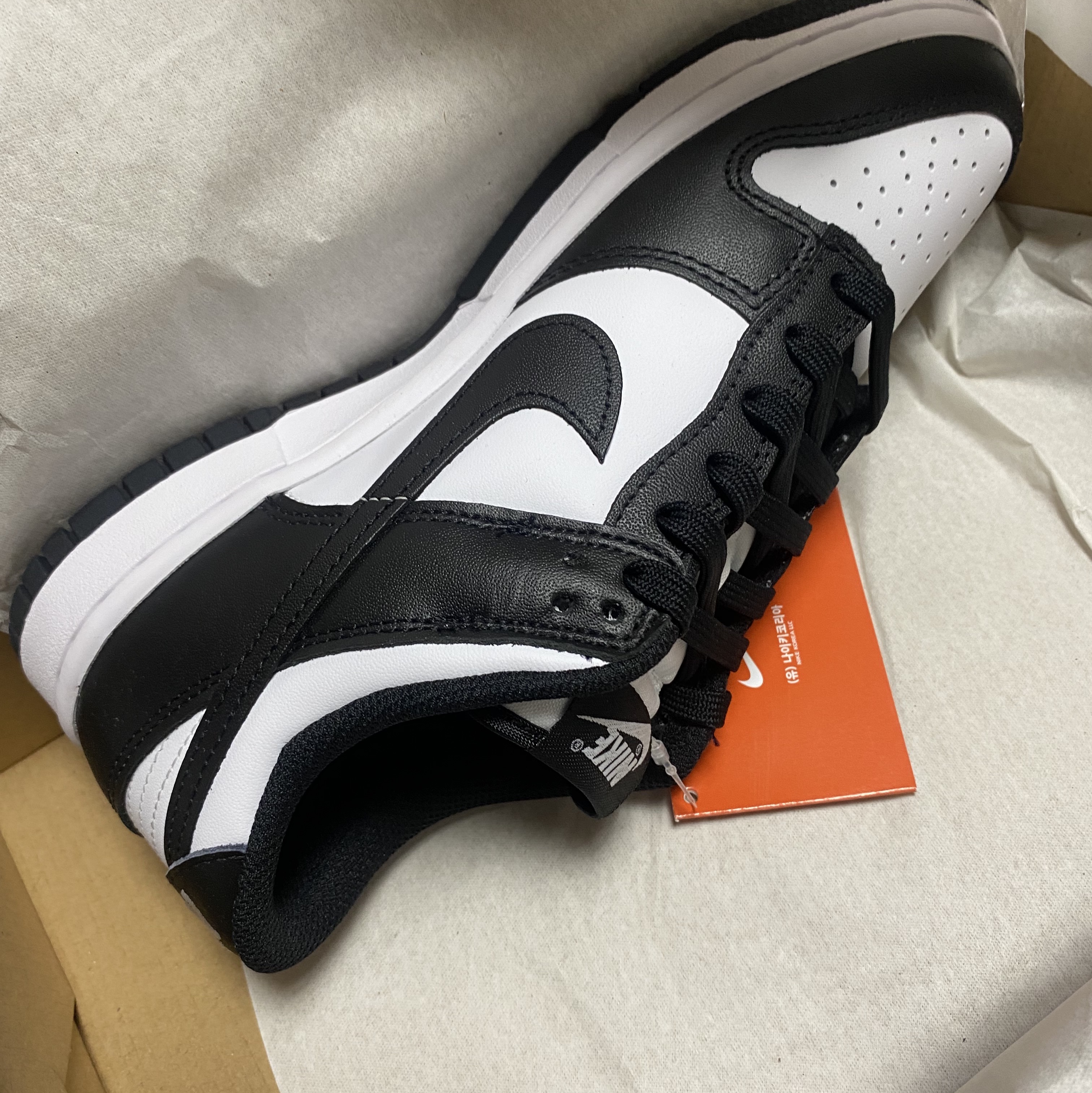 (W) Nike Dunk Low Black 착용 스타일 - 2