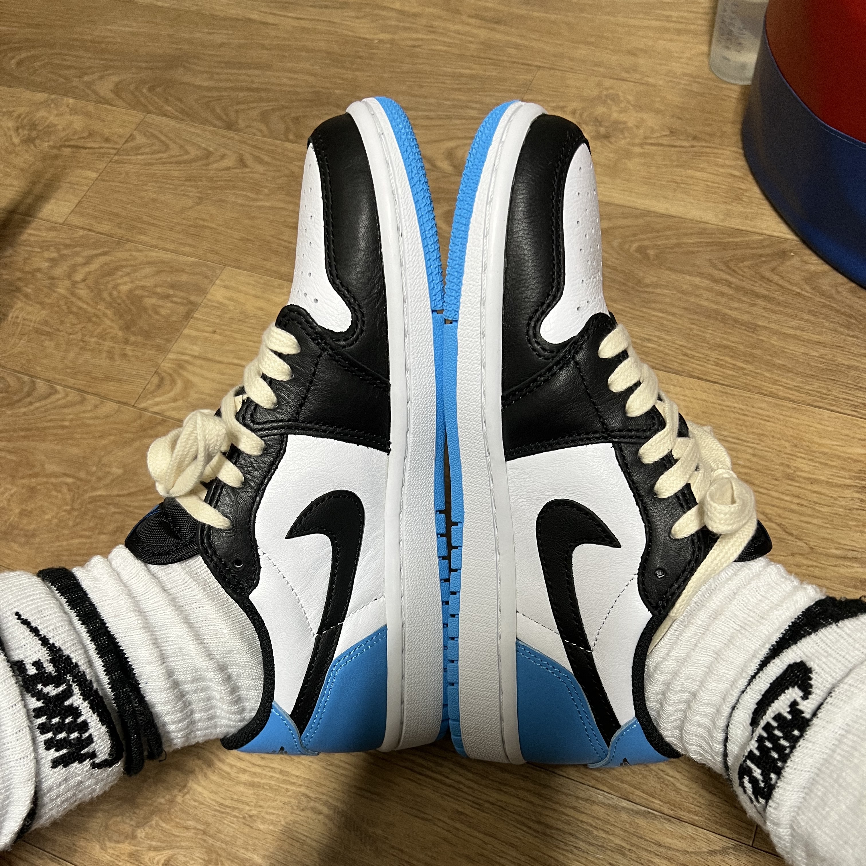 (W) Jordan 1 Retro Low OG Black and Dark Powder Blue 착용 스타일 - 2
