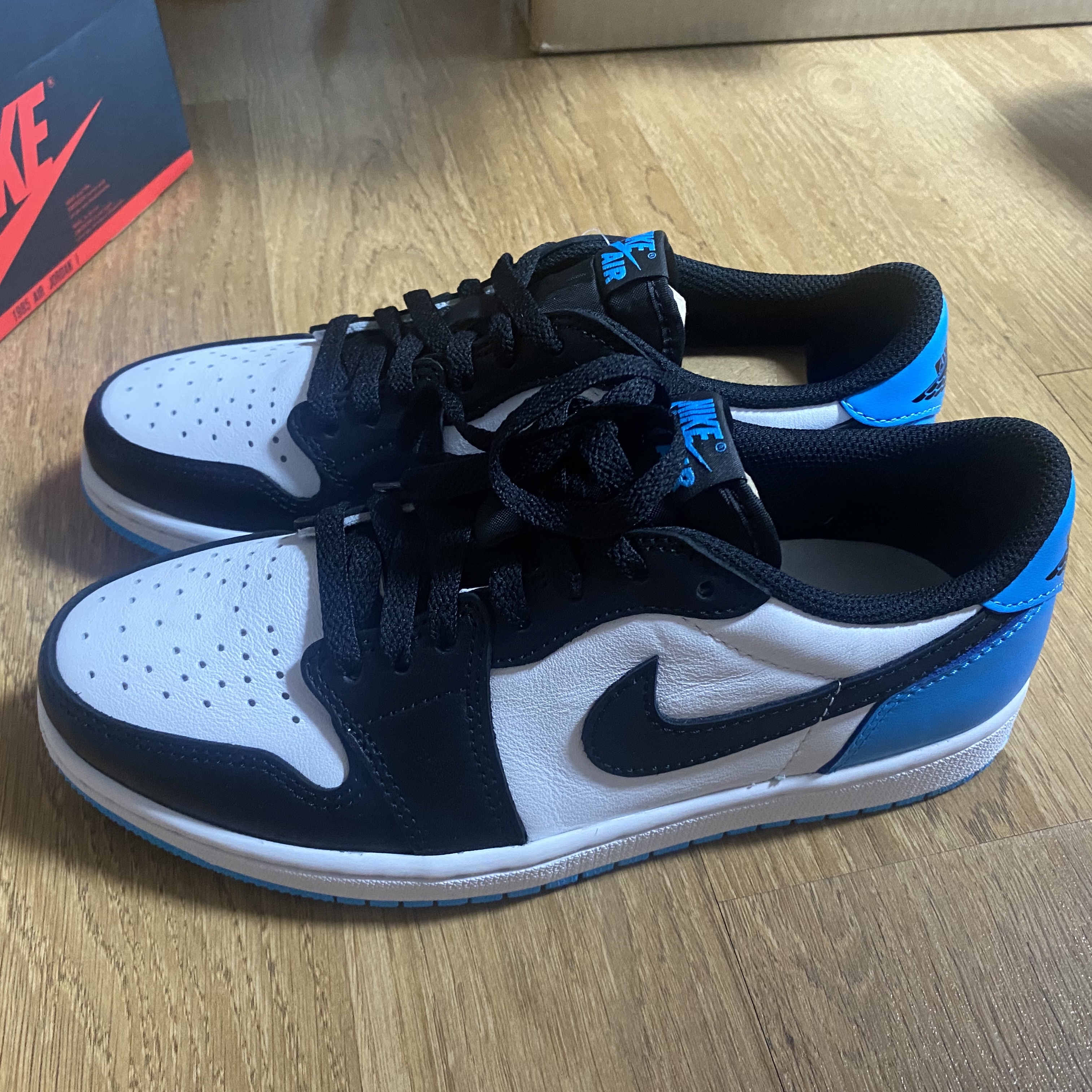 Jordan 1 Retro Low OG Black and Dark Powder Blue 착용 스타일 - 1