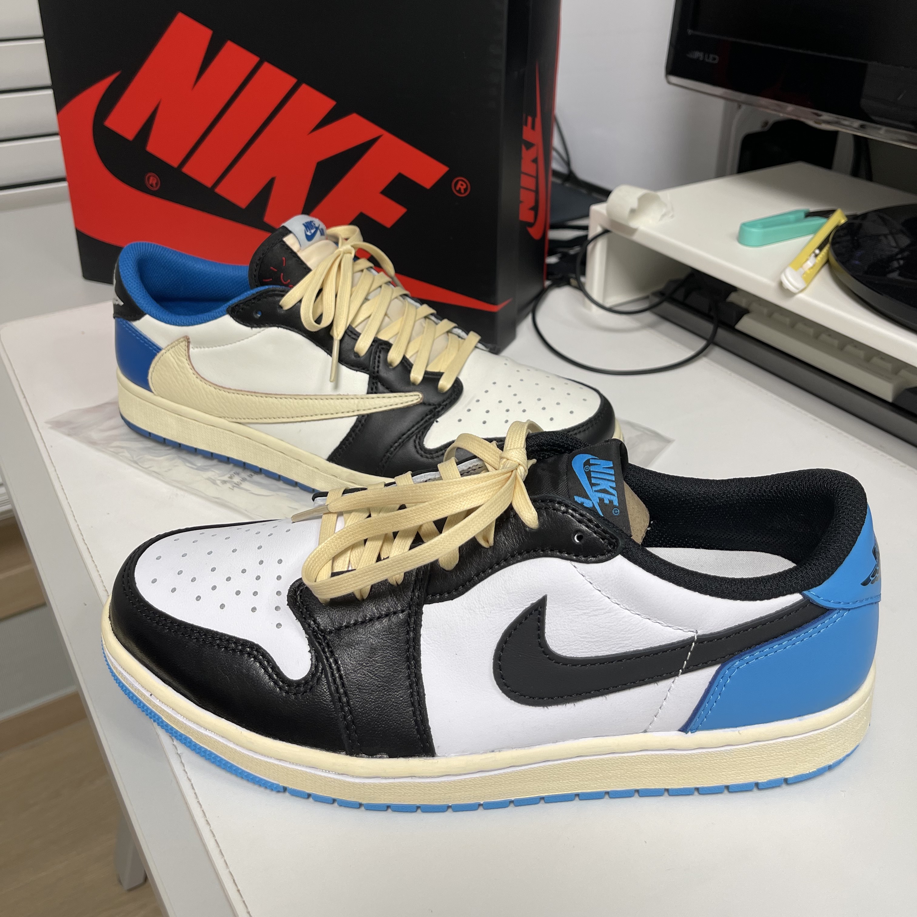Jordan 1 Retro Low OG Black and Dark Powder Blue, Jordan 1 x Travis Scott x Fragment Retro Low OG SP Military Blue 착용 스타일 - 5