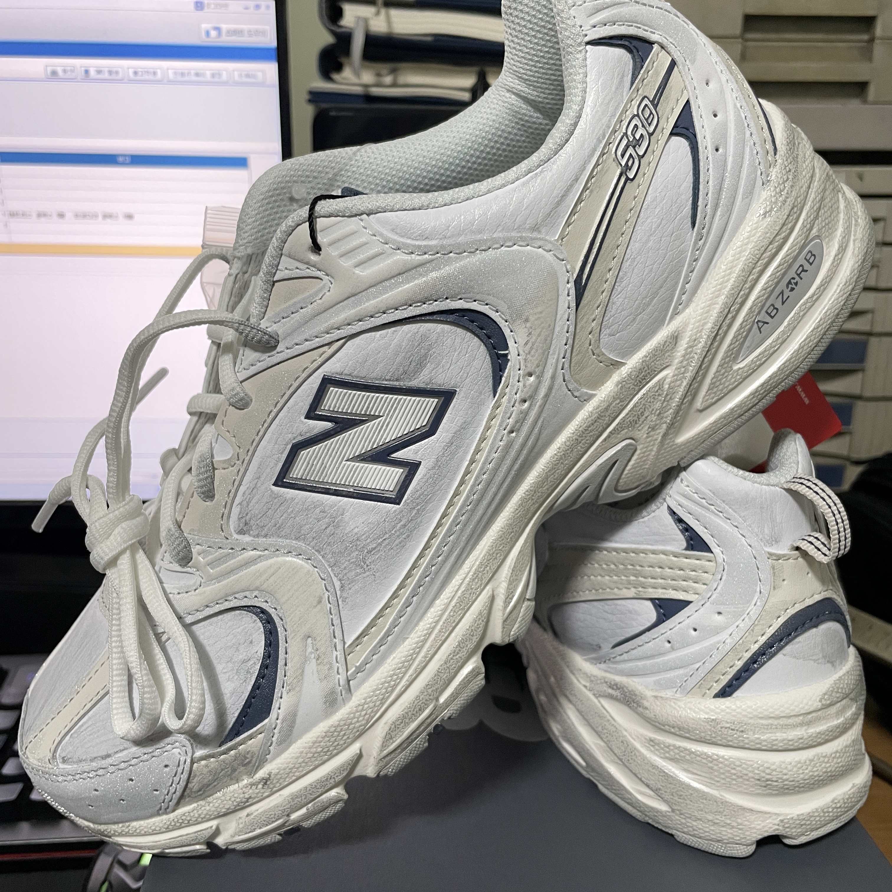 New Balance 530 White Indigo Blue 착용 스타일 - 1
