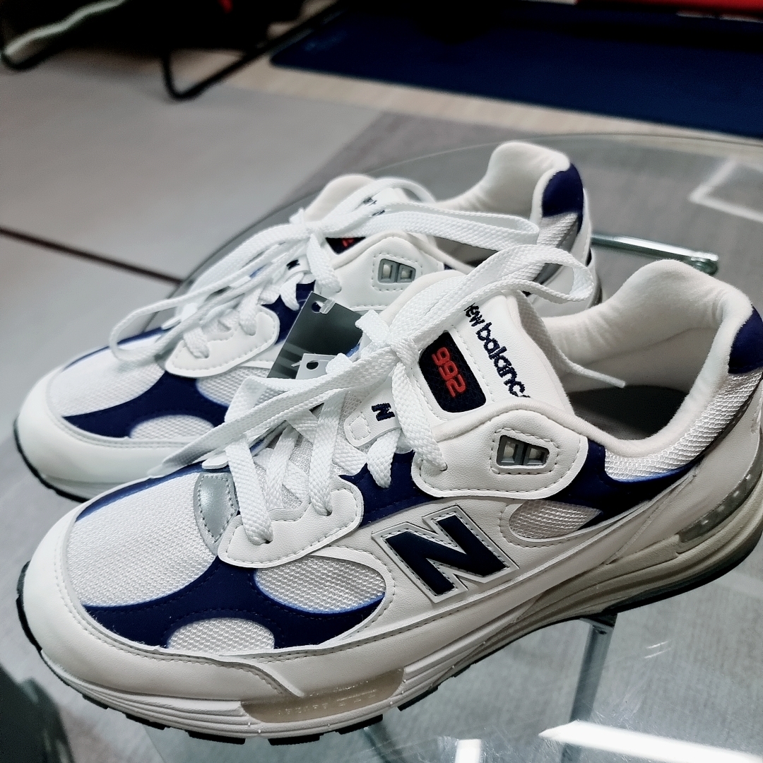 New Balance 992 Made in USA White Navy 착용 스타일 - 1