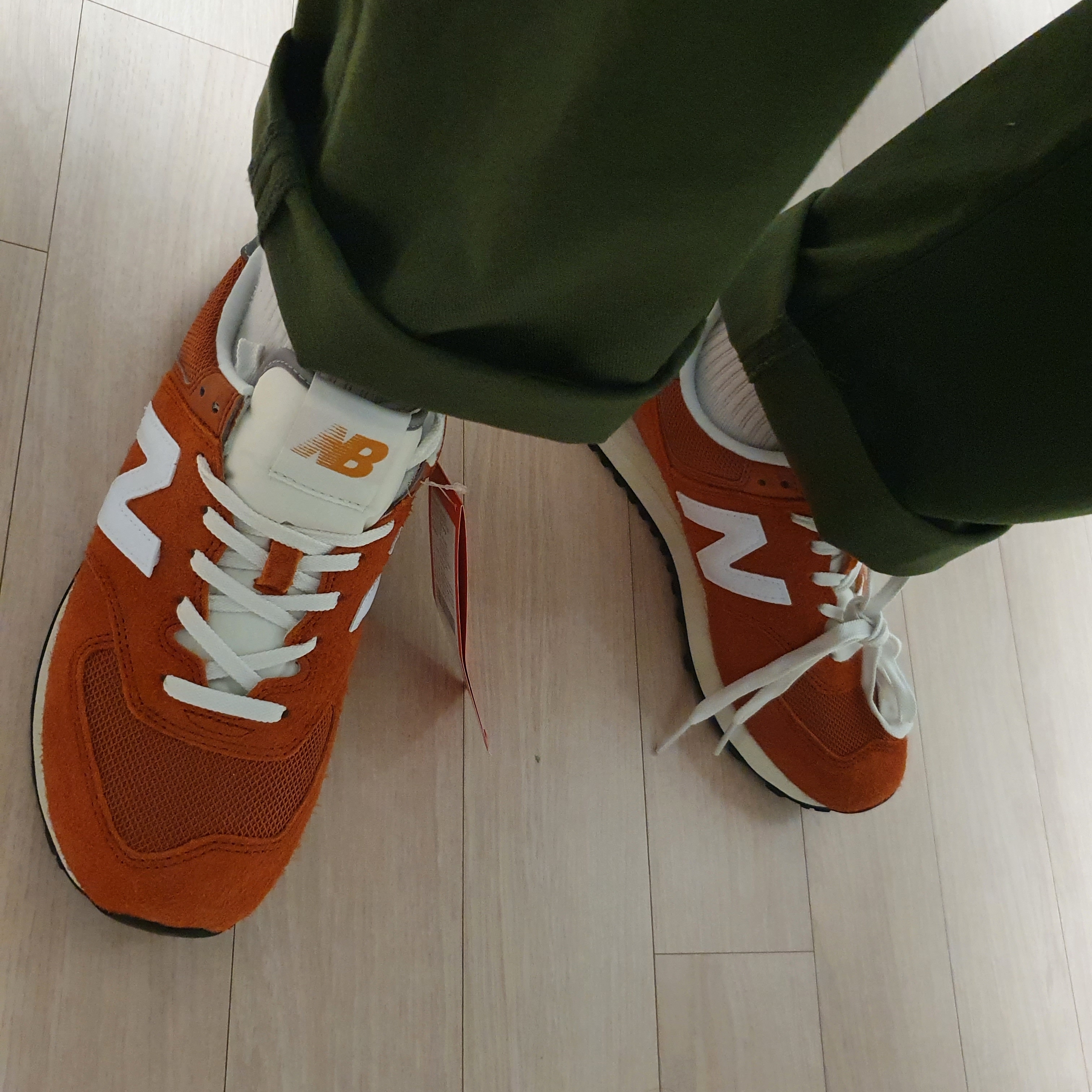 New Balance 574 Heritage Orange Burst White 착용 스타일